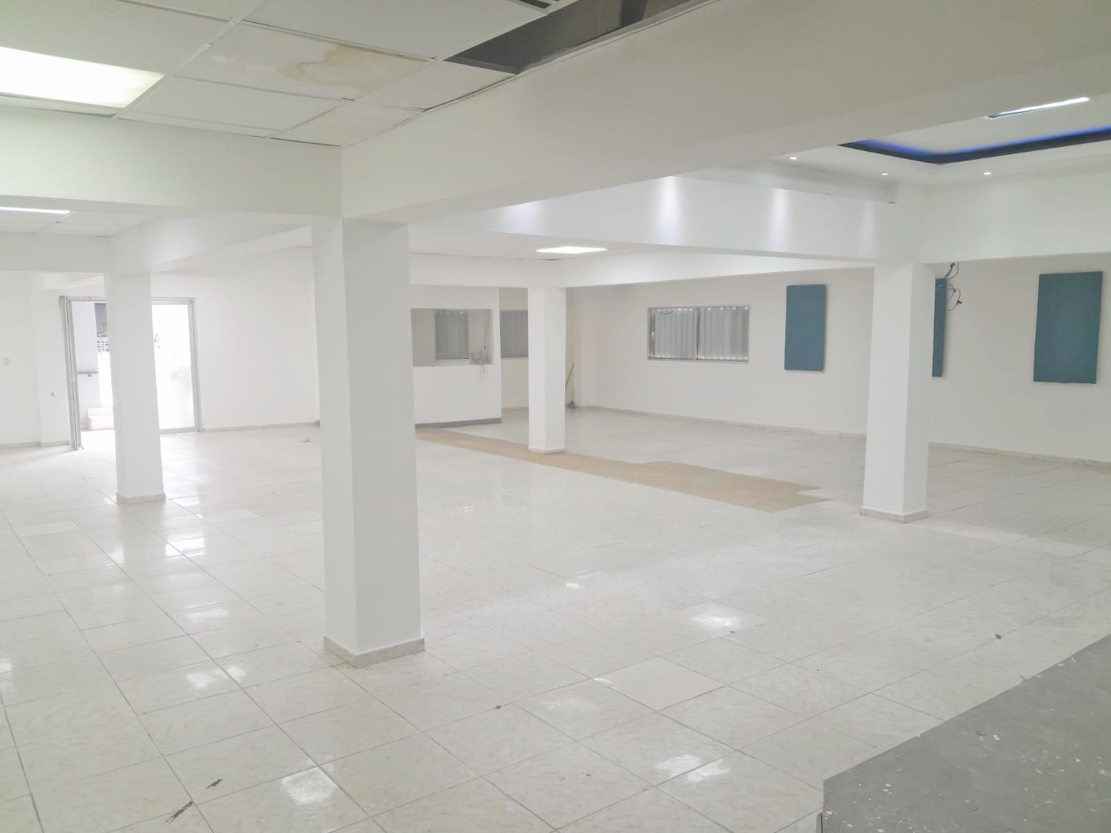oficinas y locales comerciales - Local céntrico en Evaristo morales  3