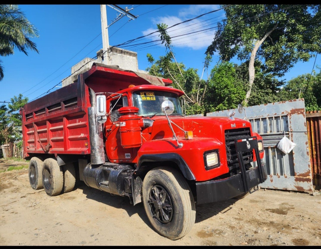 camiones y vehiculos pesados - Camion volteo Mack 1