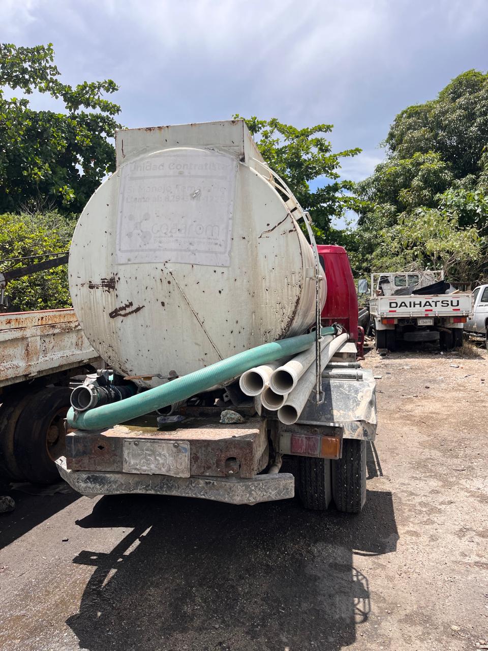 jeepetas y camionetas - VENTA DE CAMIÓN CON TANQUE DE AGUA 3