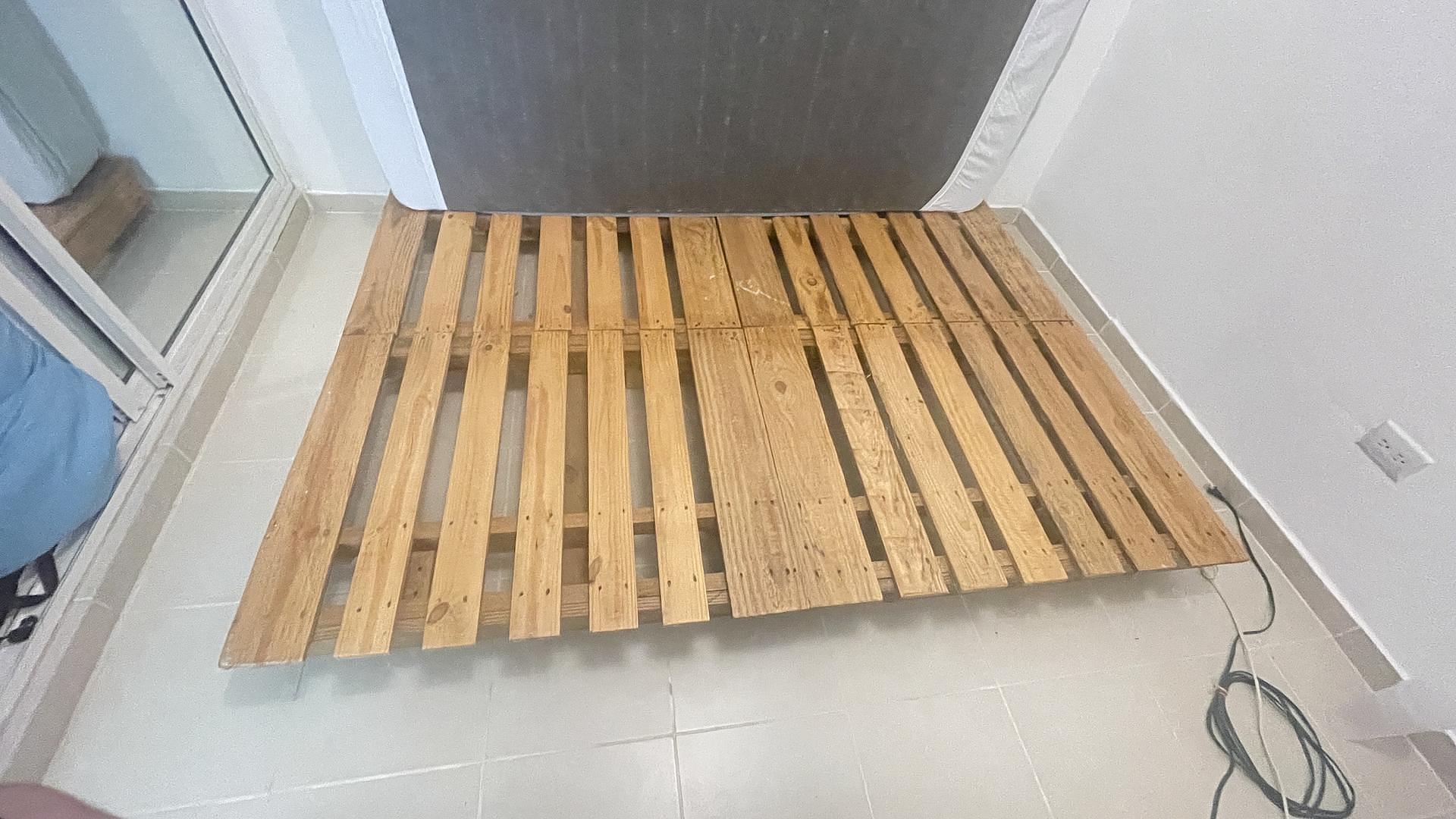 muebles y colchones - Vendo cama con base de madera NPI Queen Size 0