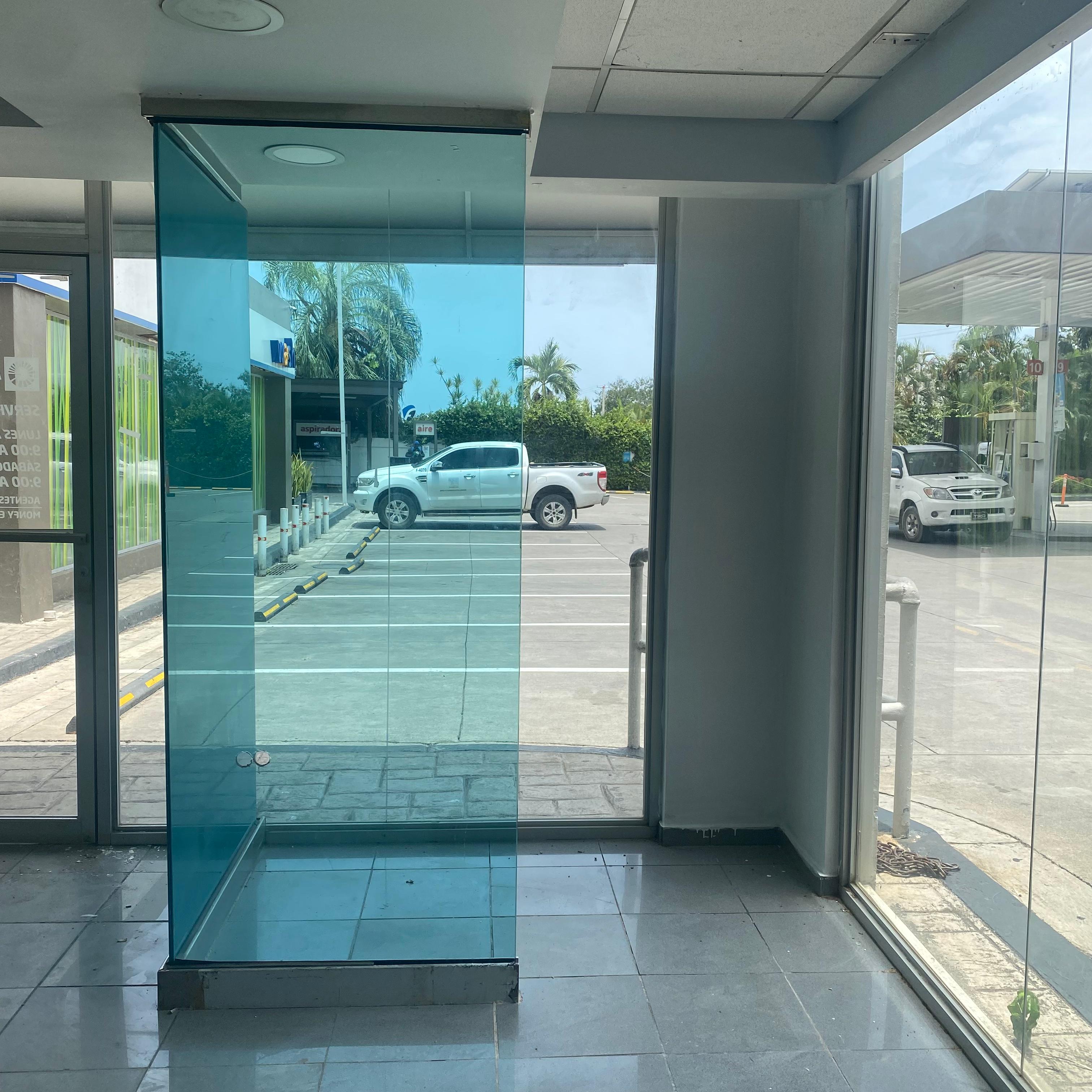 oficinas y locales comerciales - ALQUILER LOCAL COMERCIAL + DRIVE THRU AV. LUPERON  5