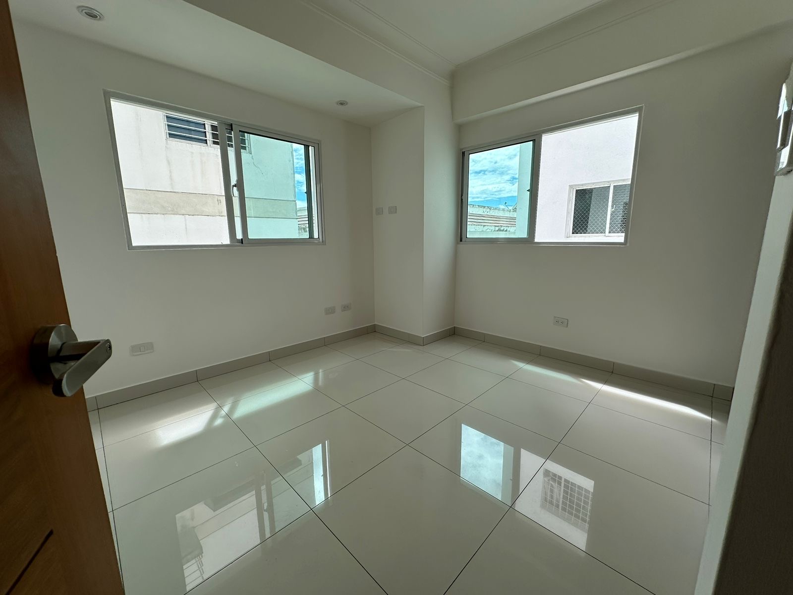 apartamentos - *MIRADOR SUR:  VENTA APTO; 4to. piso, 110 metros,  8