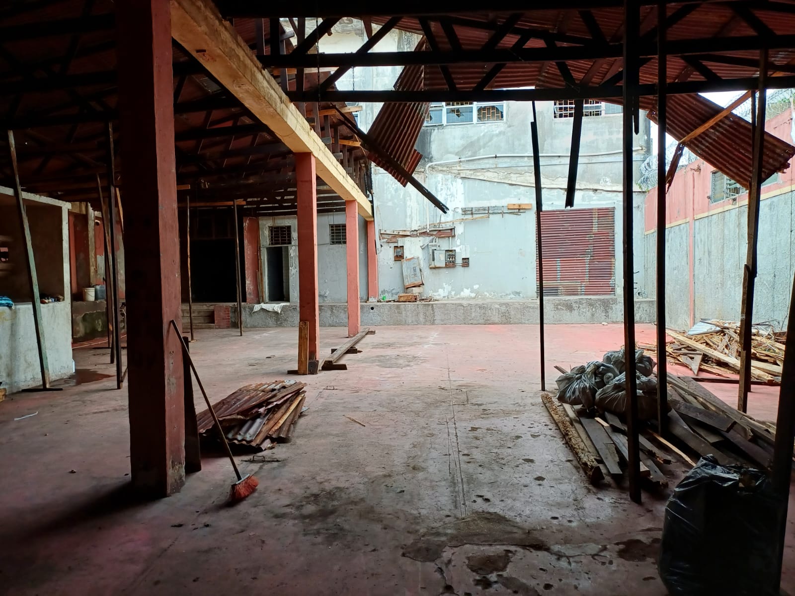oficinas y locales comerciales - Nave a Remodelar Próximo a la Zona Colonial 6