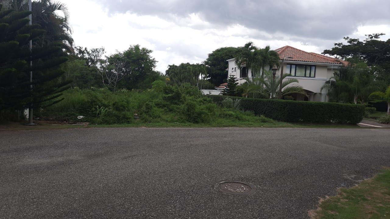 solares y terrenos - Solar  en venta en excelente zona en Guavaberry. 4