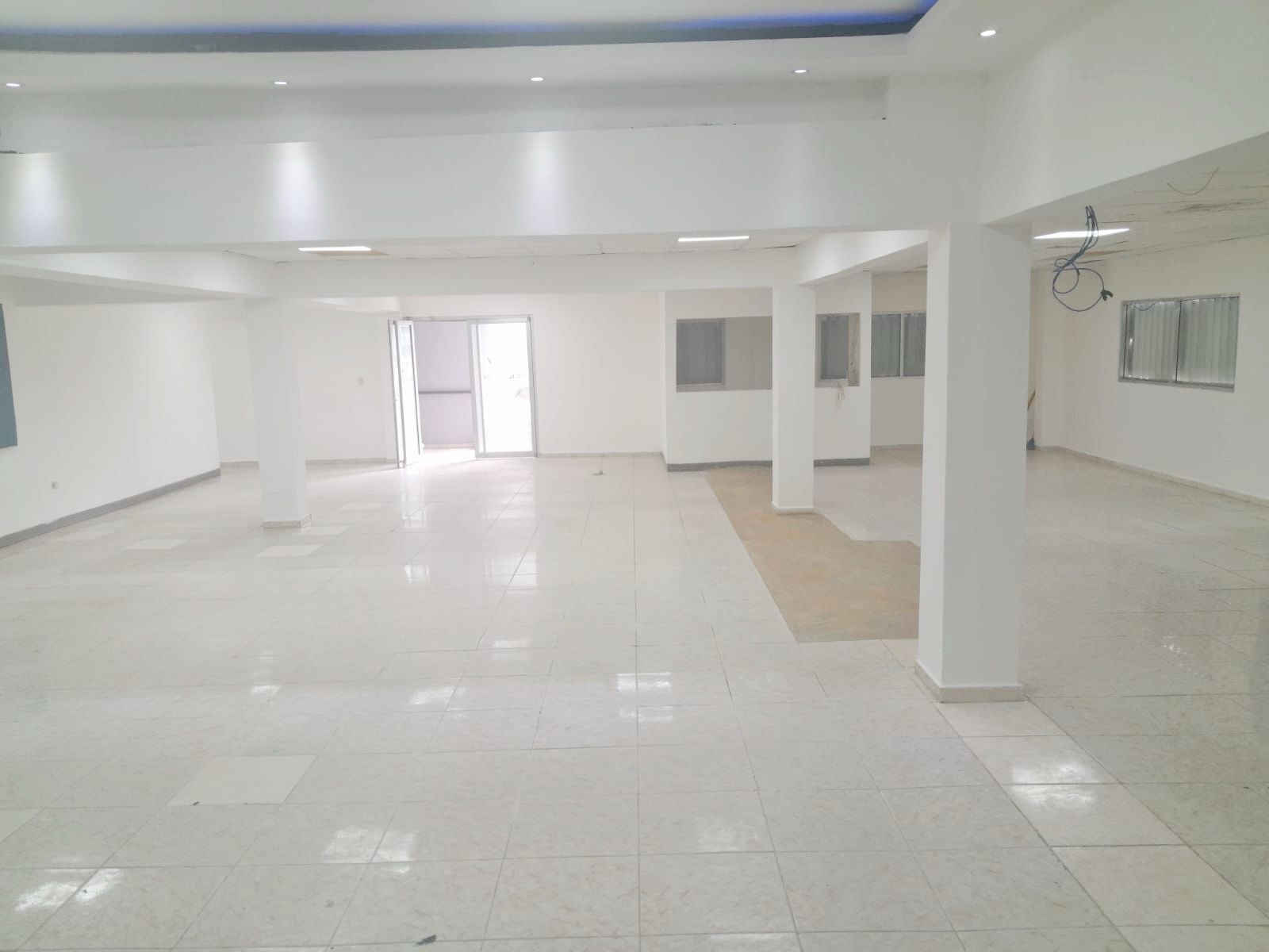 oficinas y locales comerciales - Local céntrico en Evaristo morales  4