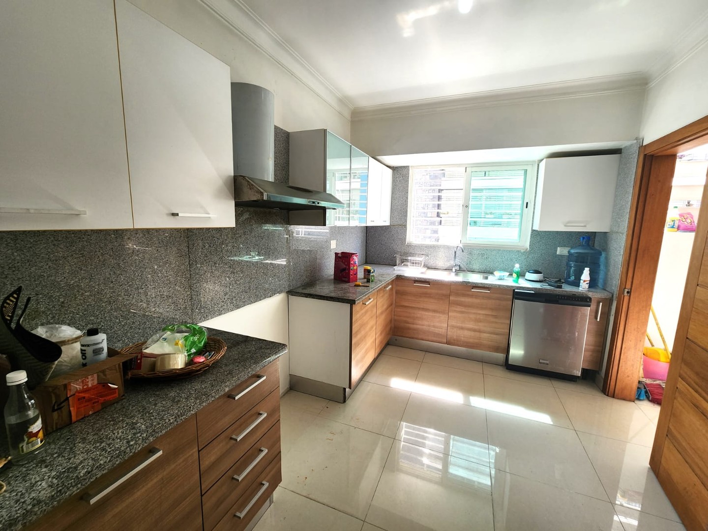 apartamentos - lquilo apartamento en Evaristo Morales U$S1,200

3hab
204mst
2 parqueos 2