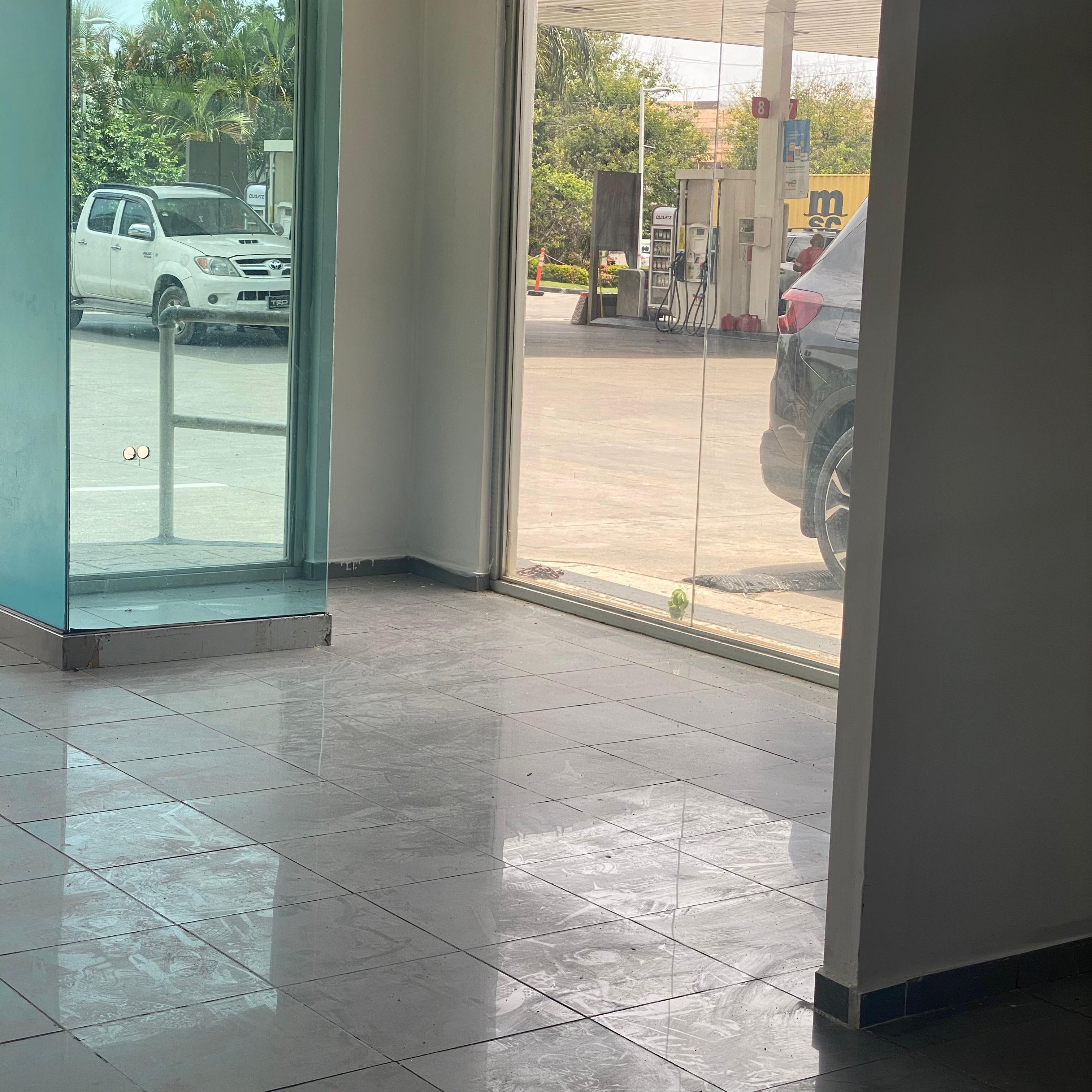 oficinas y locales comerciales - ALQUILER LOCAL COMERCIAL + DRIVE THRU AV. LUPERON  6