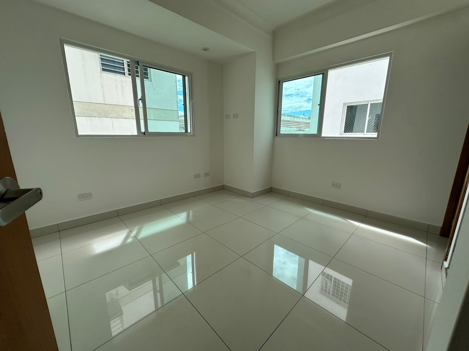 apartamentos - *MIRADOR SUR:  VENTA APTO; 4to. piso, 110 metros,  9
