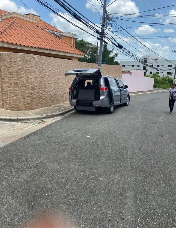 jeepetas y camionetas - se vende toyota sienna de trasporte especializado  5