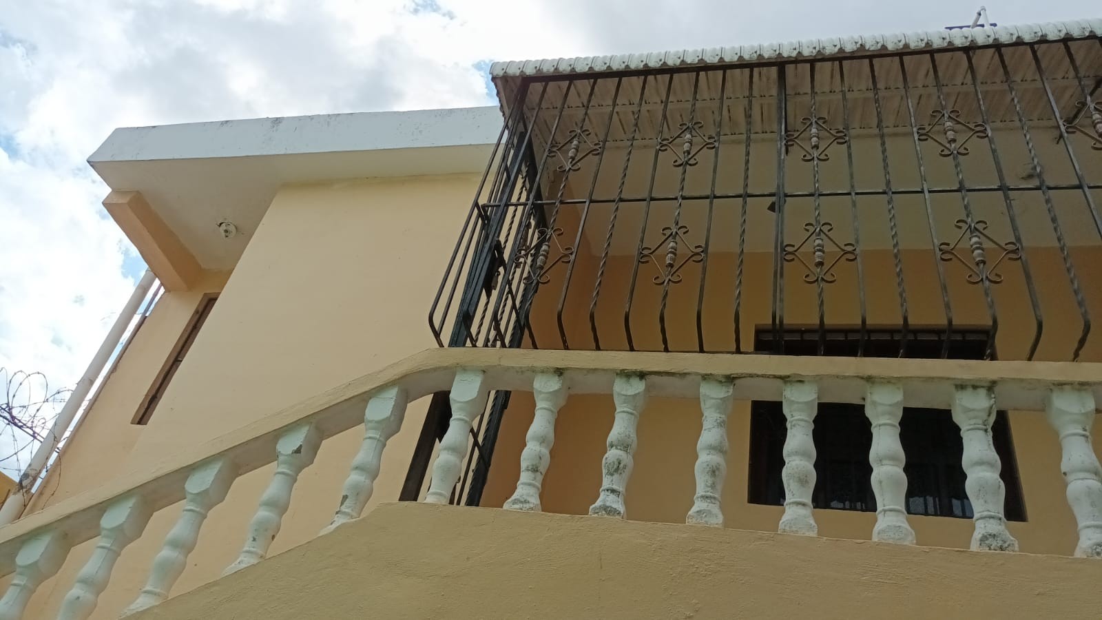 casas - 2 Casas al precio de 1! (1er y 2do piso). NEGOCIABLE Tasada 4