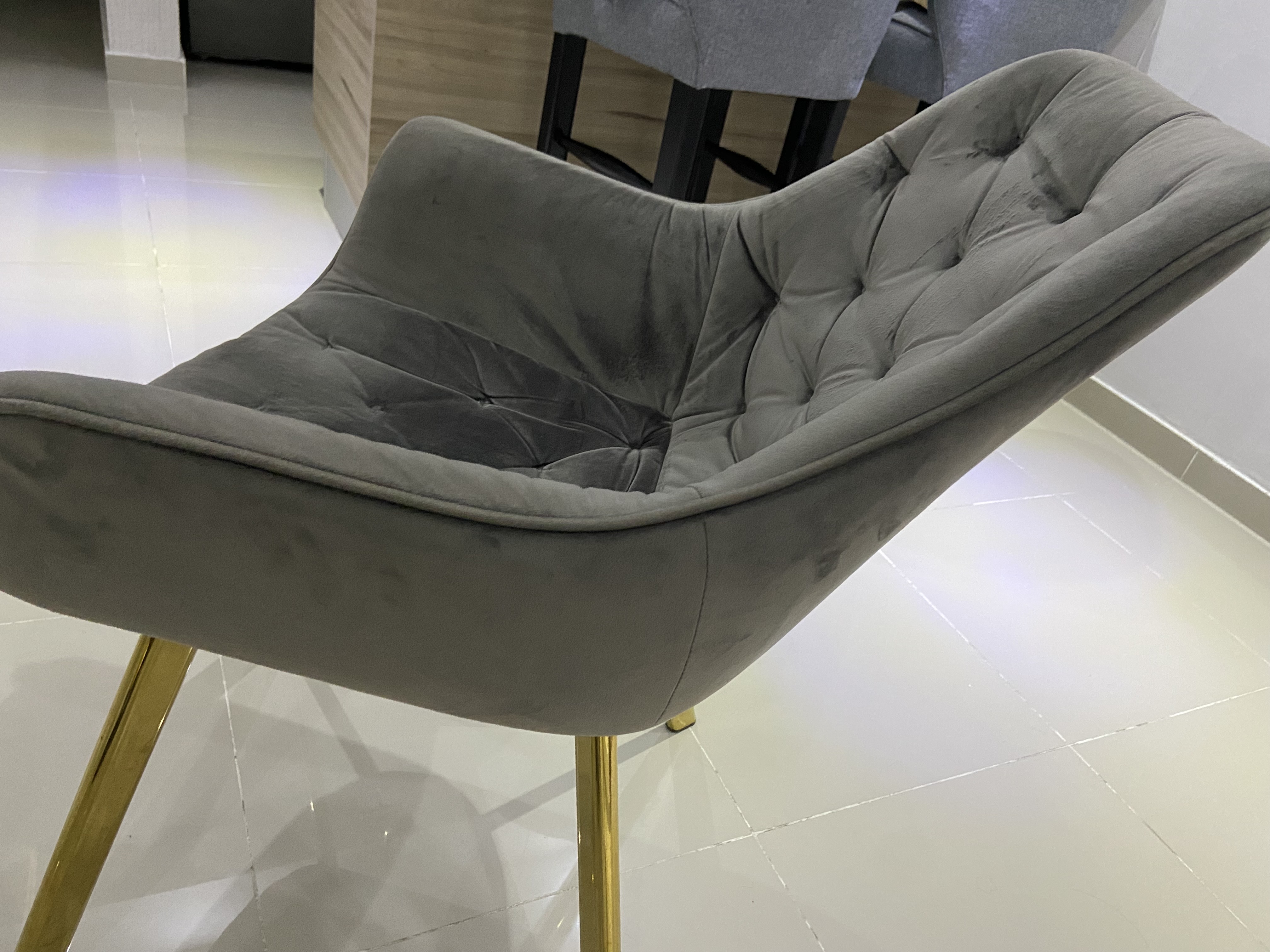 muebles y colchones - vendo 5 sillas color gris, patas dorada! comprada en ilumel. 4