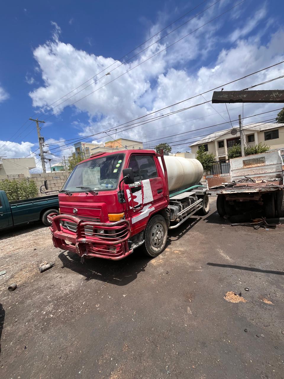 jeepetas y camionetas - VENTA DE CAMIÓN CON TANQUE DE AGUA 6