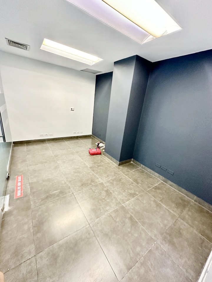 oficinas y locales comerciales - Local céntrico en ens Paraiso 8