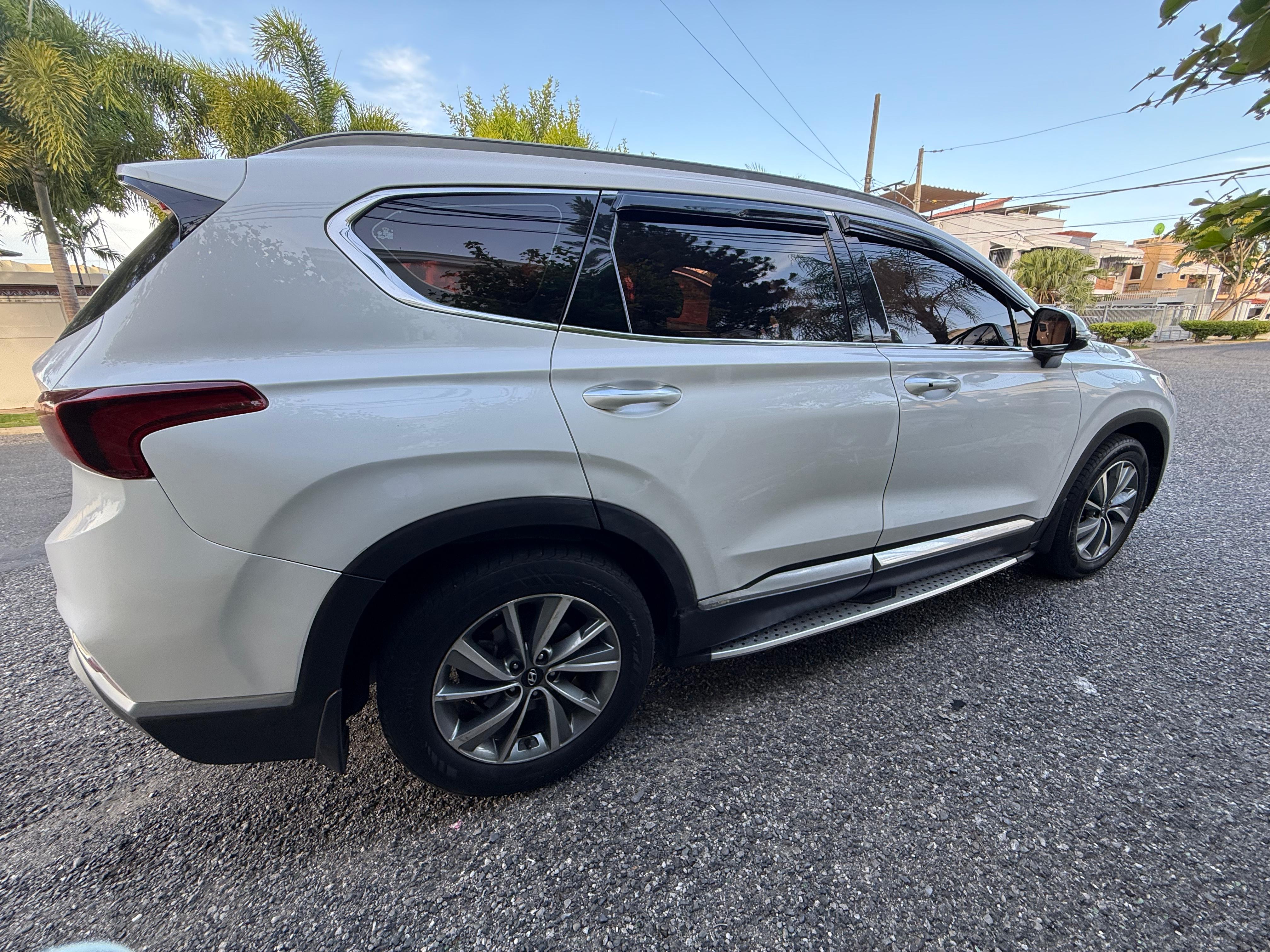 jeepetas y camionetas - Se vende Hyundai Santa Fe - Unico dueño  6