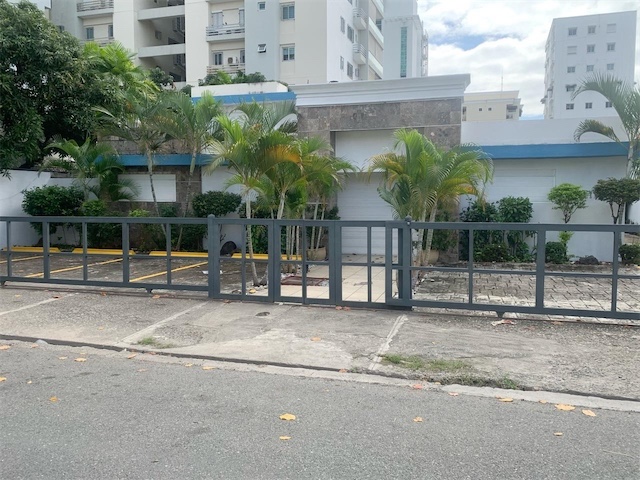 oficinas y locales comerciales - Propiedad comercial céntrica en Naco 1