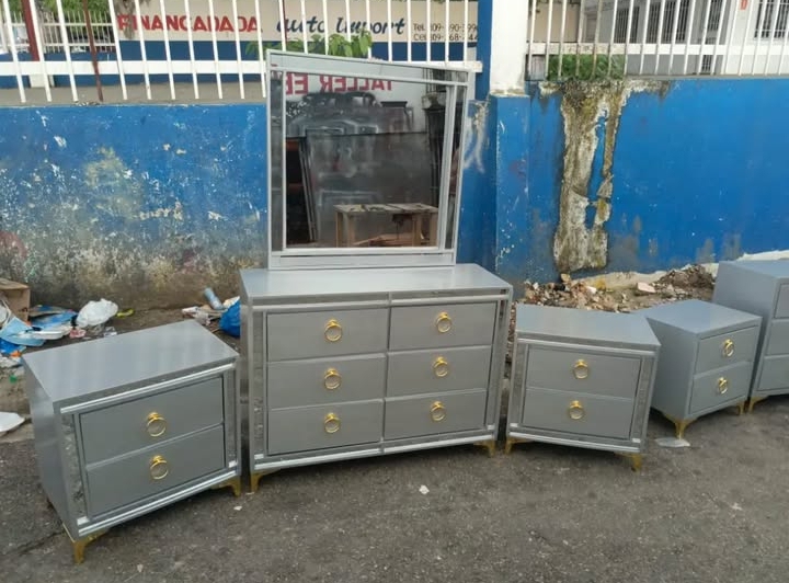 muebles y colchones - gavetero con mesita de noche de cristal por los lados 