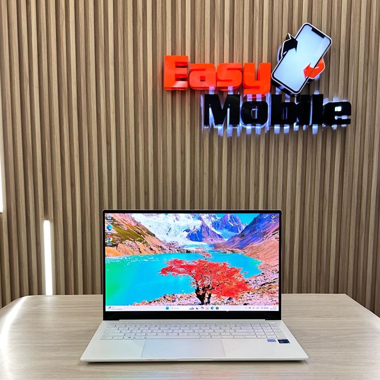 computadoras y laptops - SAMSUNG BOOK PRO 15.6" AMOLED i7  512GB SSD 16GB RAM