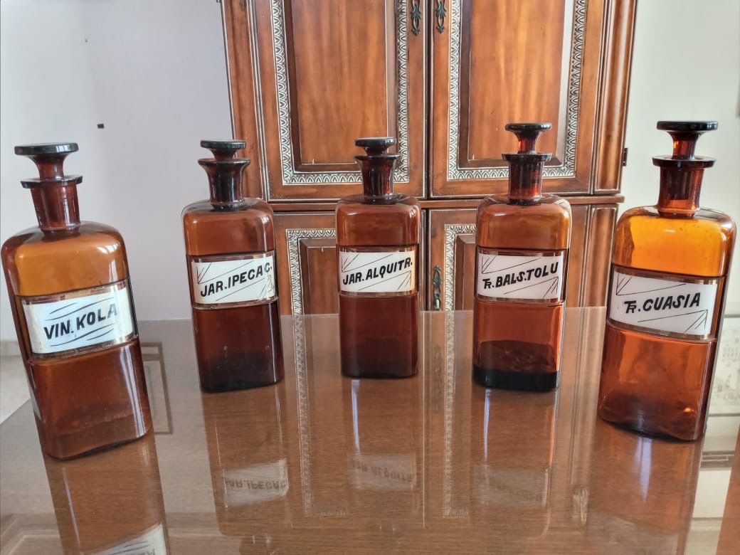 hobby y coleccion - Artículo de antiquariado.Colección de 19 frascos de farmacia 1