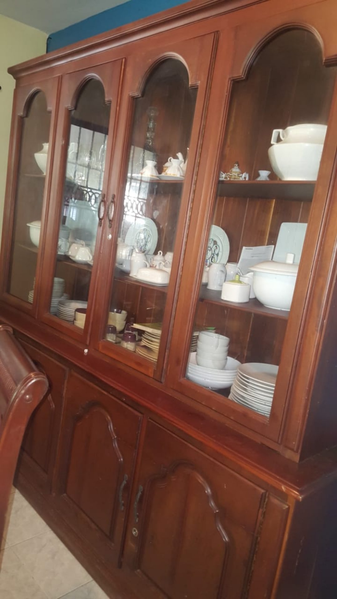 muebles y colchones - Vendo hermosa y gran vitrina en caoba. RD$28,000