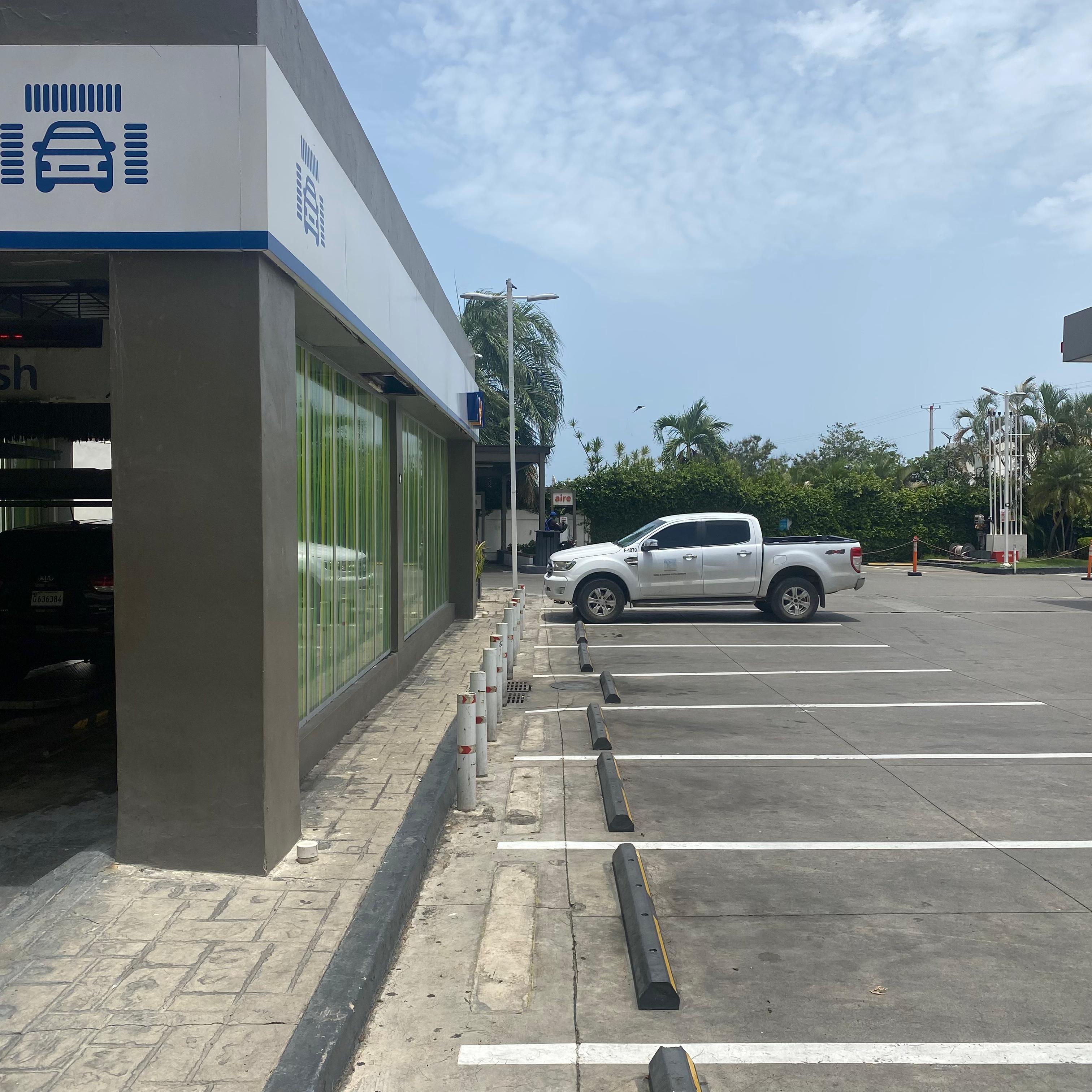 oficinas y locales comerciales - ALQUILER LOCAL COMERCIAL + DRIVE THRU AV. LUPERON  9