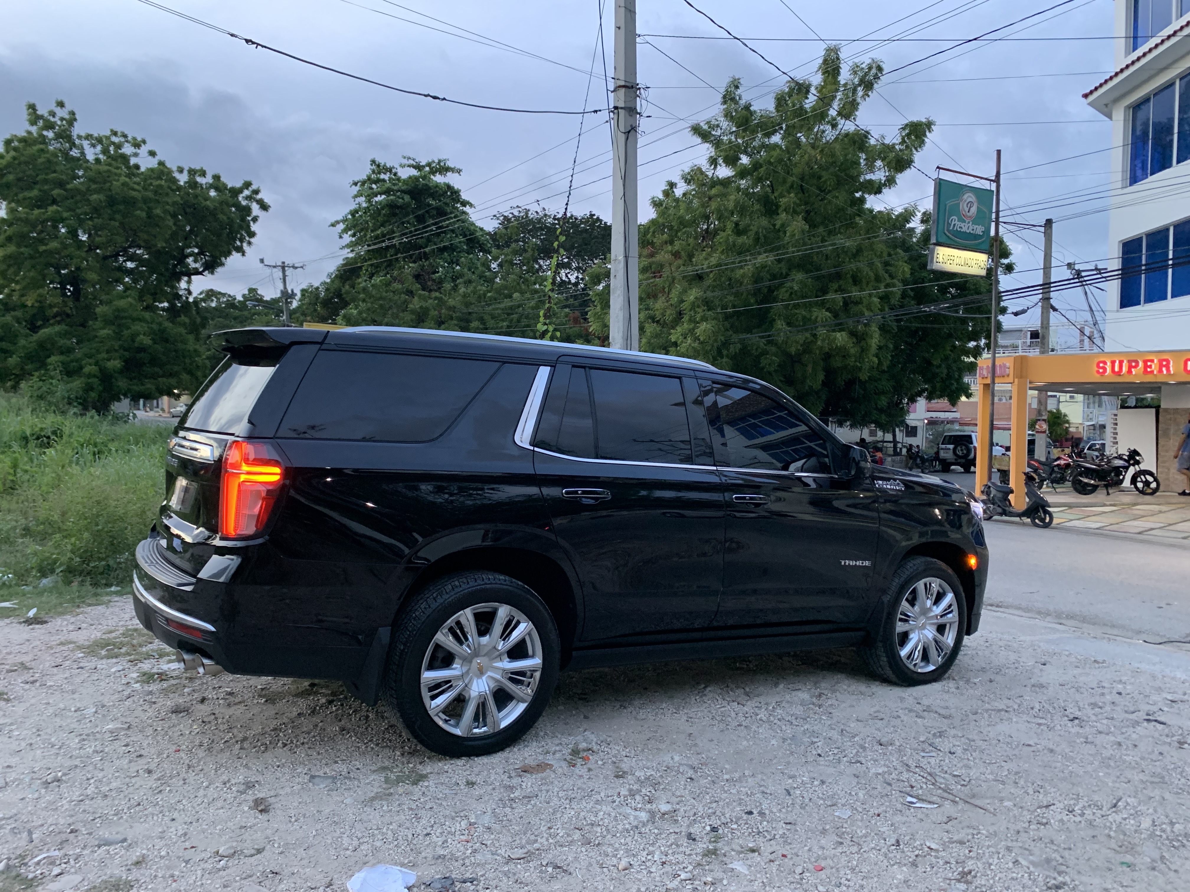 jeepetas y camionetas - 2021 Chevrolet Tahoe High Country FULL 2