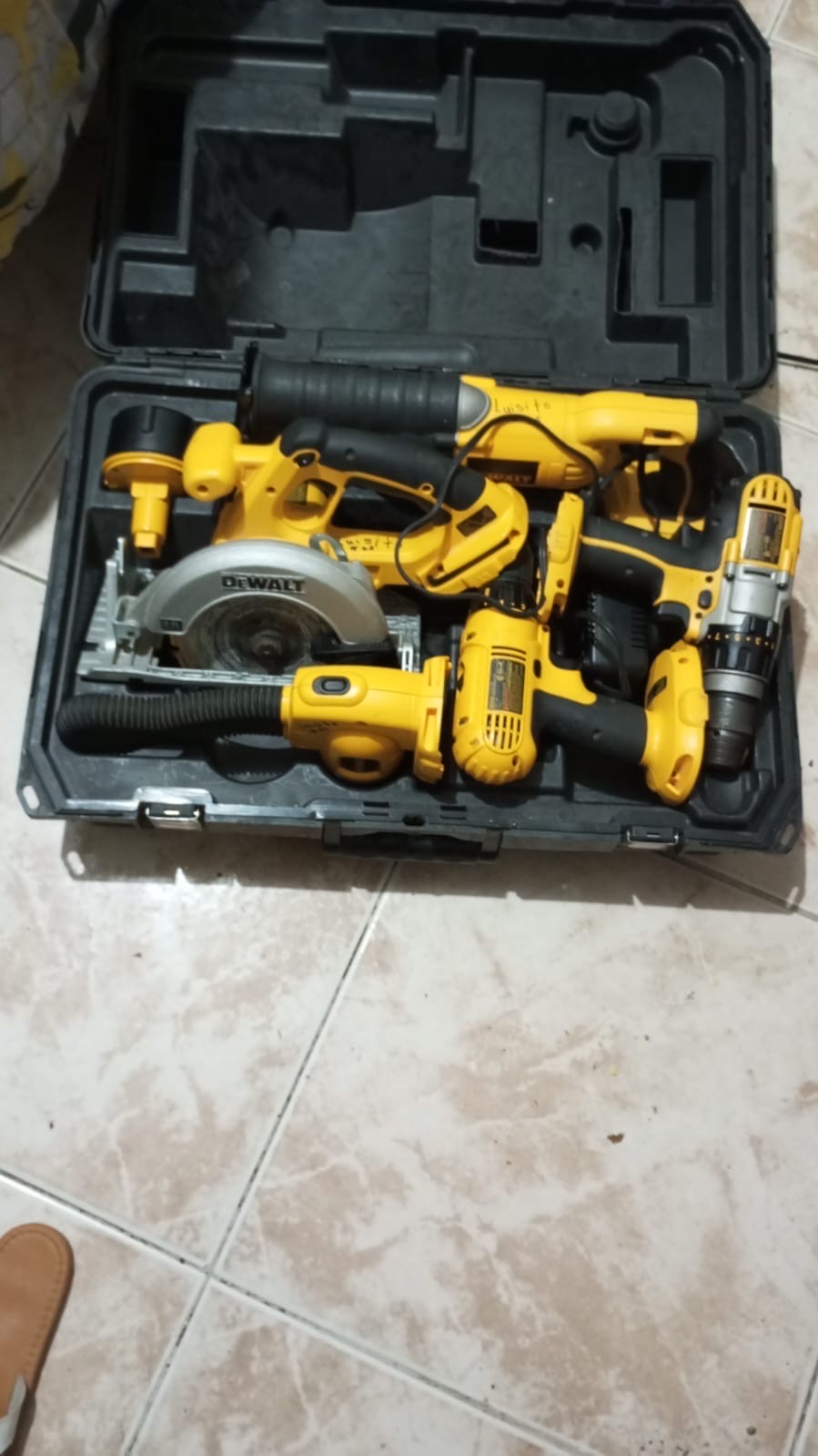 equipos profesionales - equipo de taladro con accesorios, linterna , cierra , cargador… 
Marca DEWALT  0