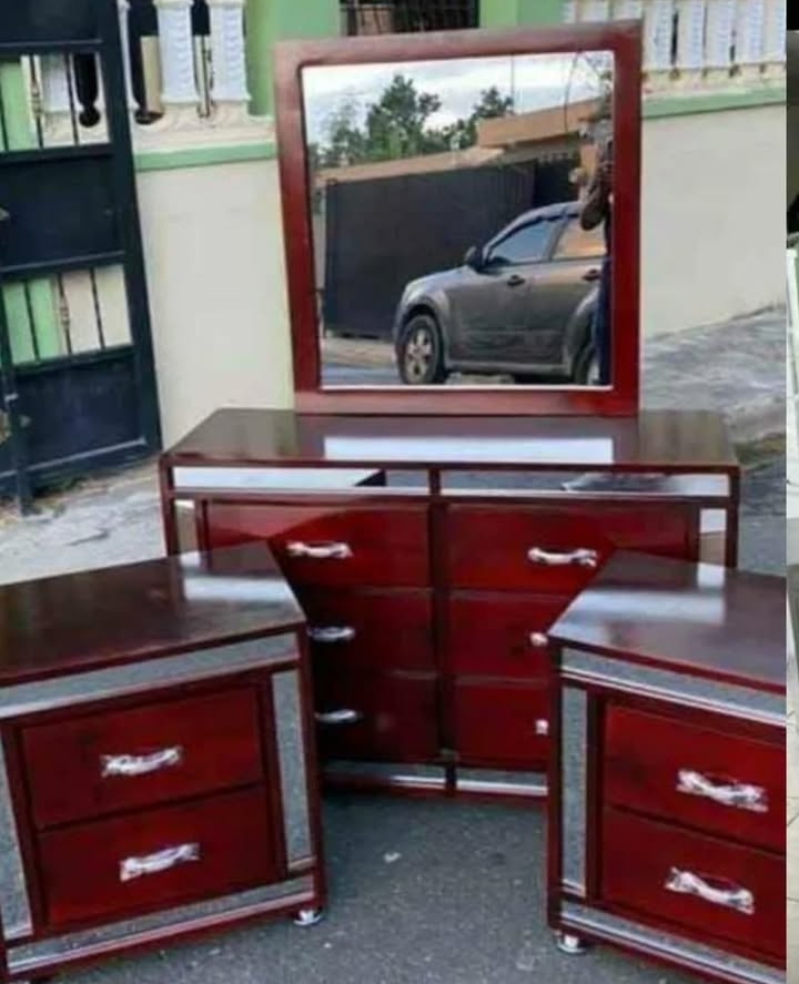 muebles y colchones - gavetero con mesita de noche de cristal por los lados  1
