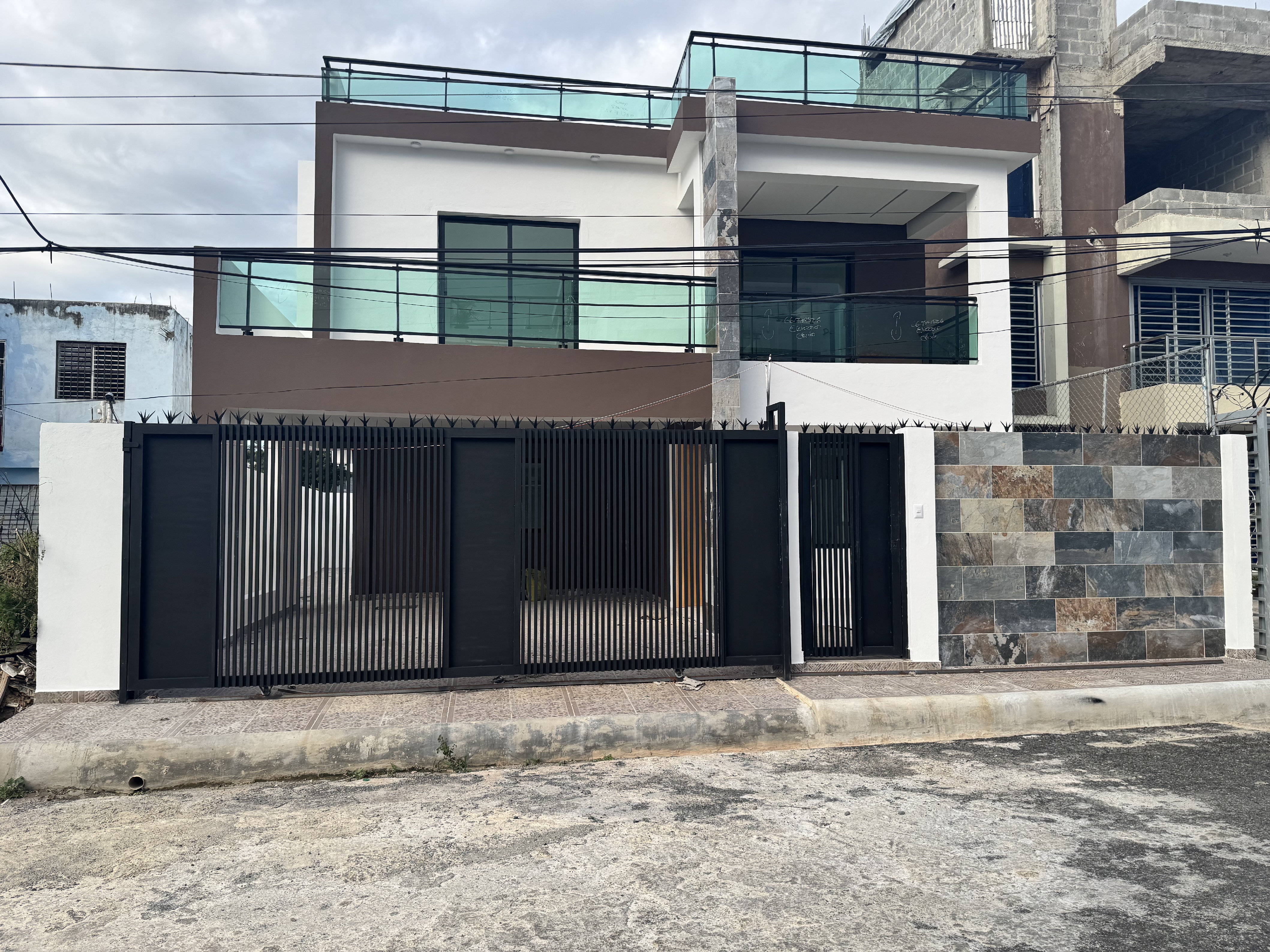 casas - venta de casa con 4 habitaciones en autopista de san isidro Santo Domingo este 