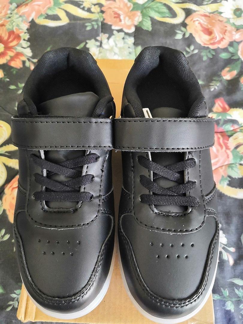 ropa y zapatos - zapatos tipo sneakers niño negros suela con luz colores carga USB Size 32-34 NEW 0