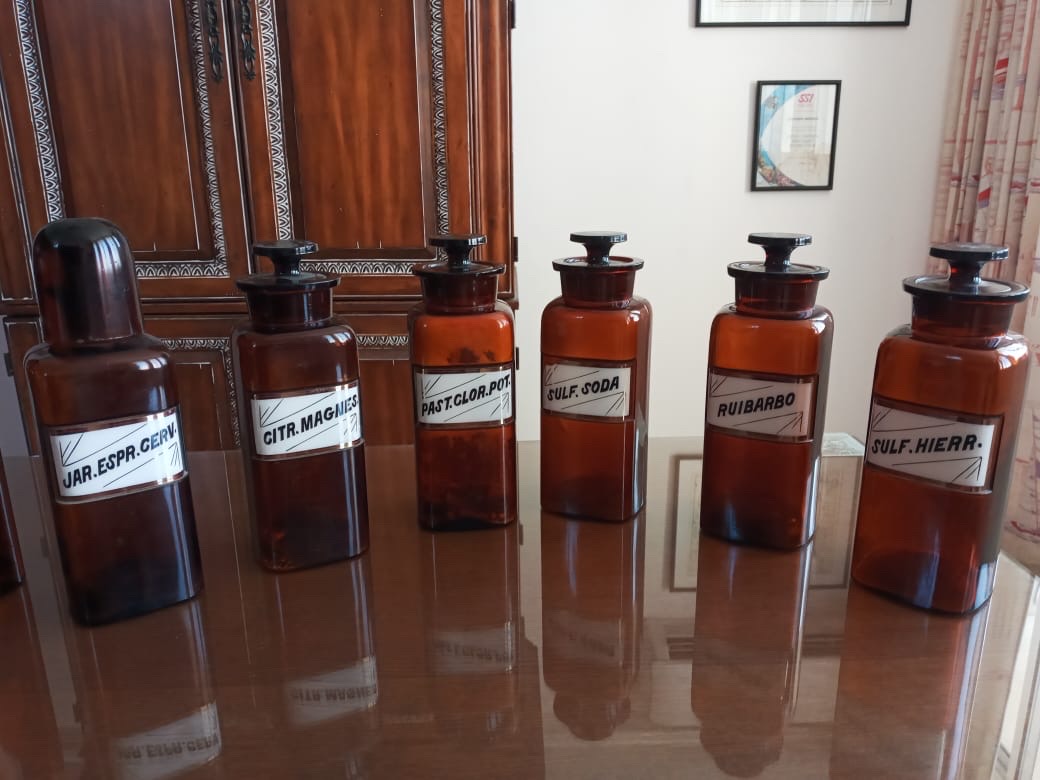 hobby y coleccion - Artículo de antiquariado.Colección de 19 frascos de farmacia 2