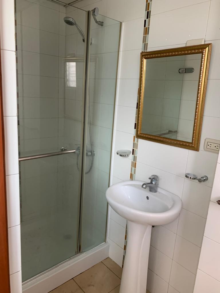 apartamentos - Alquiler con LB
GAZCUE
1 Hab
1,5 Baños
Hab de servicio
1 parqueo
USD$ 800 1