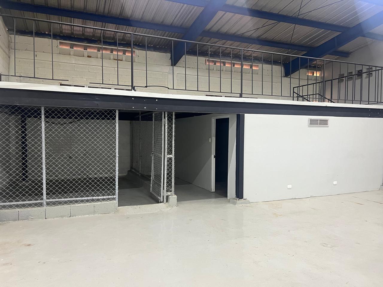 oficinas y locales comerciales - Nave Industrial Estratégicamente Ubicada  3
