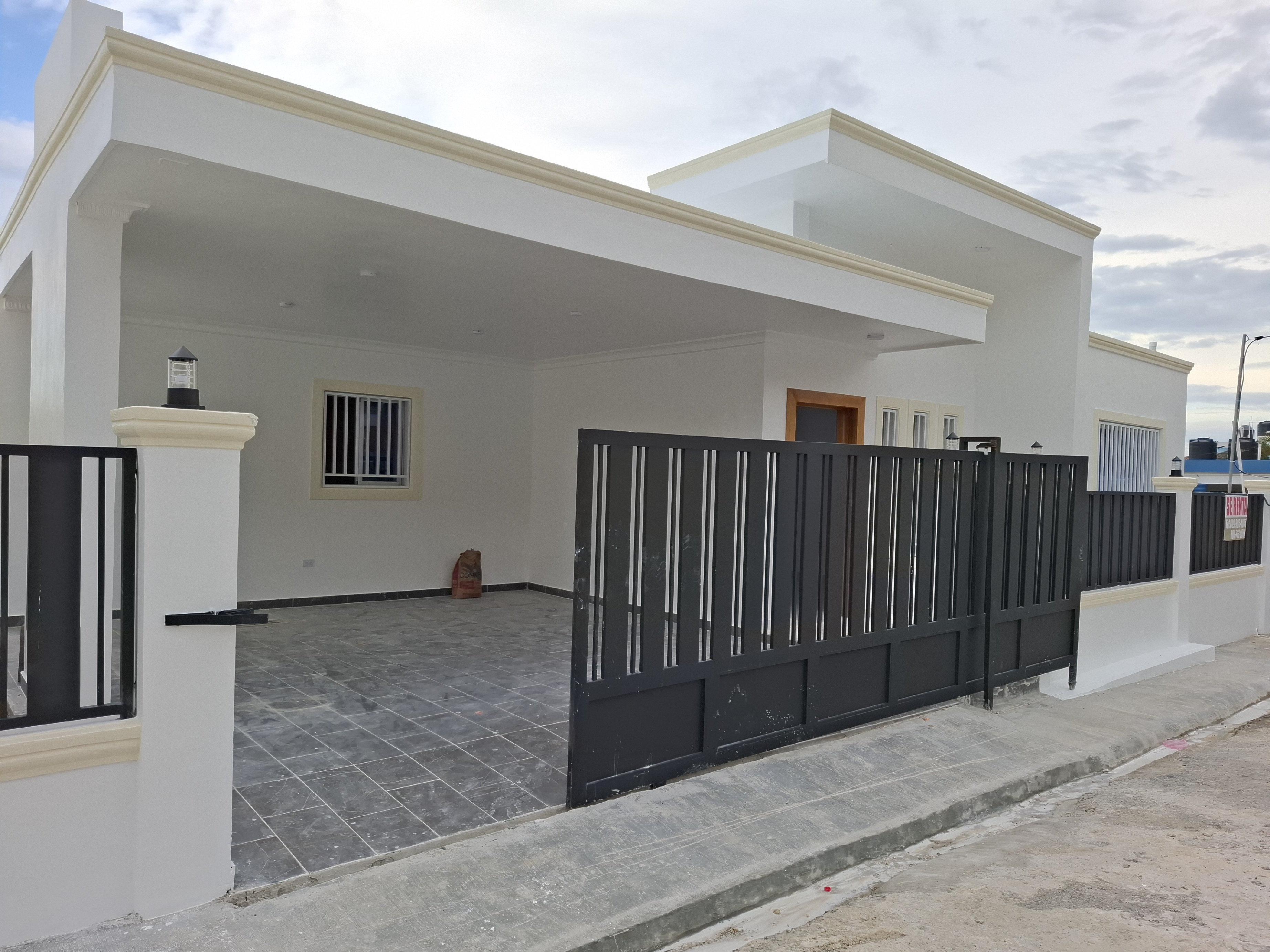 casas - Amplia y acogedora casa con piscina lista para mudarse en lugar tranquilo  0