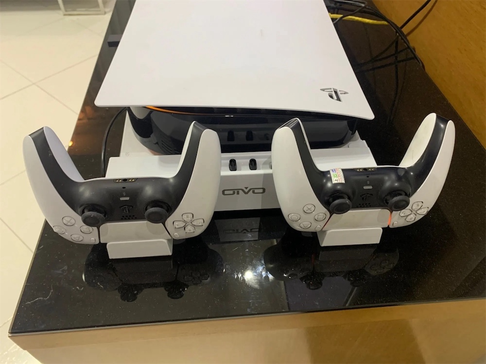 consolas y videojuegos - Base ventilador y carga de mandos vertical y horizontal para ps5 5