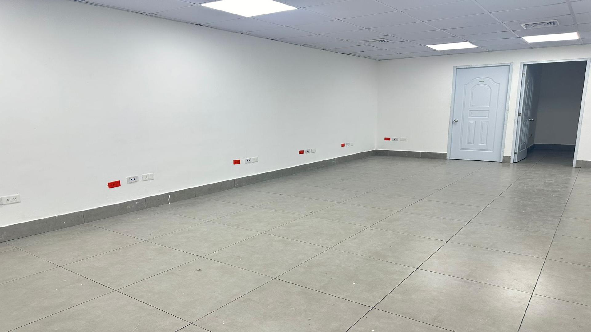 oficinas y locales comerciales - Amplios locales de Primer Piso en el DISTRITO NACIONAL, Los Restauradores. 2