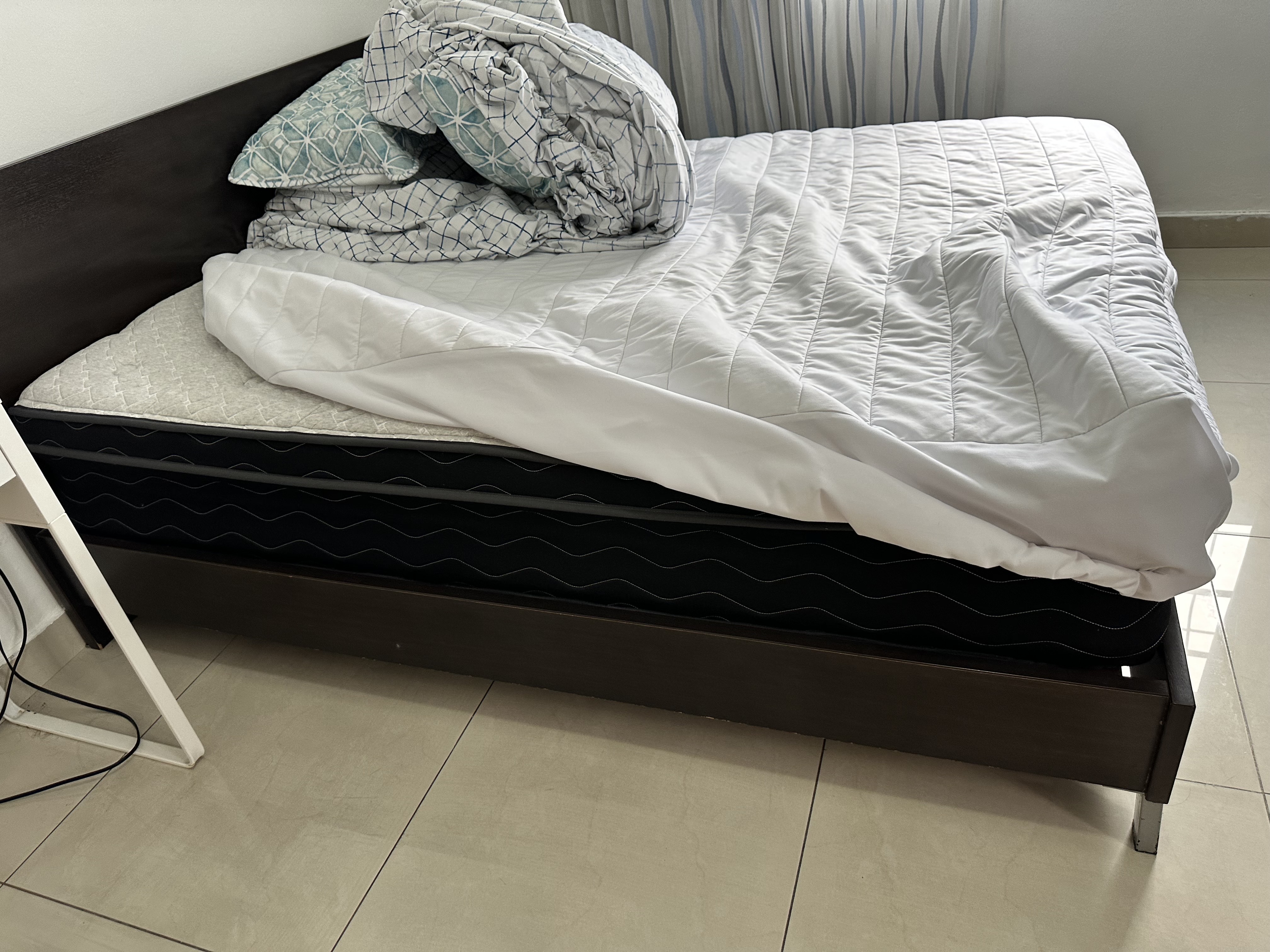 muebles y colchones - Juego de cama full con colchón nuevo y mesa de noche 5