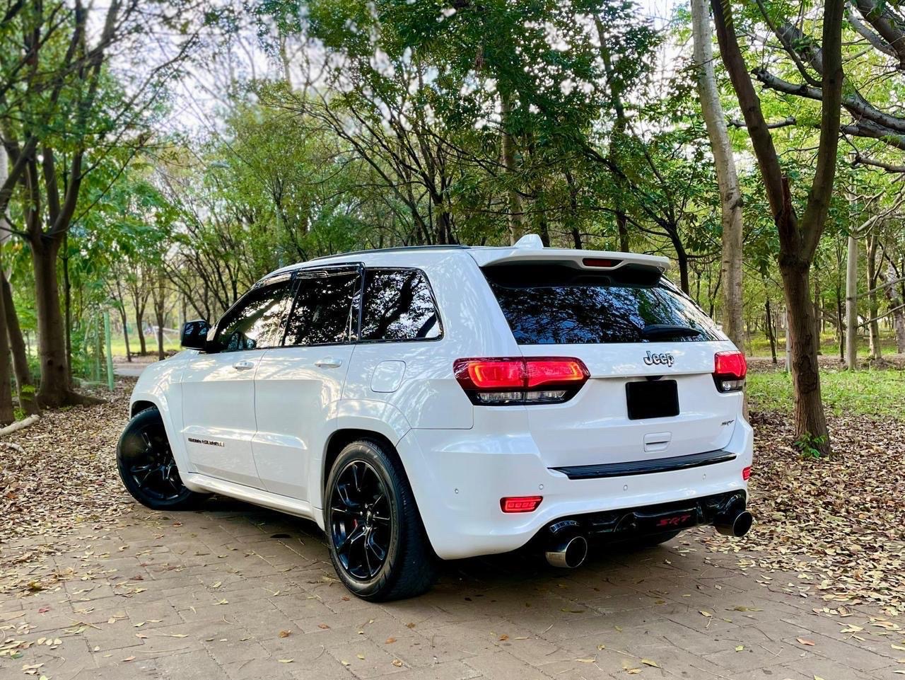 jeepetas y camionetas - VENDO EXCELENTE CONDICIÓN JEEP GRAND CHEROKEE SRT 4x4 2