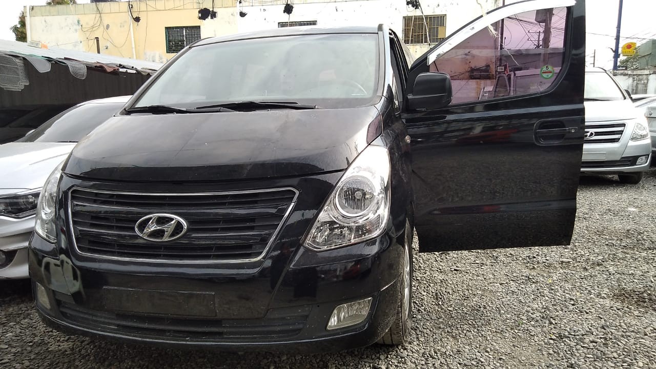 jeepetas y camionetas - HYUNDAI STAREX 2017 NEGRADESDE: RD$1,295,100.00
