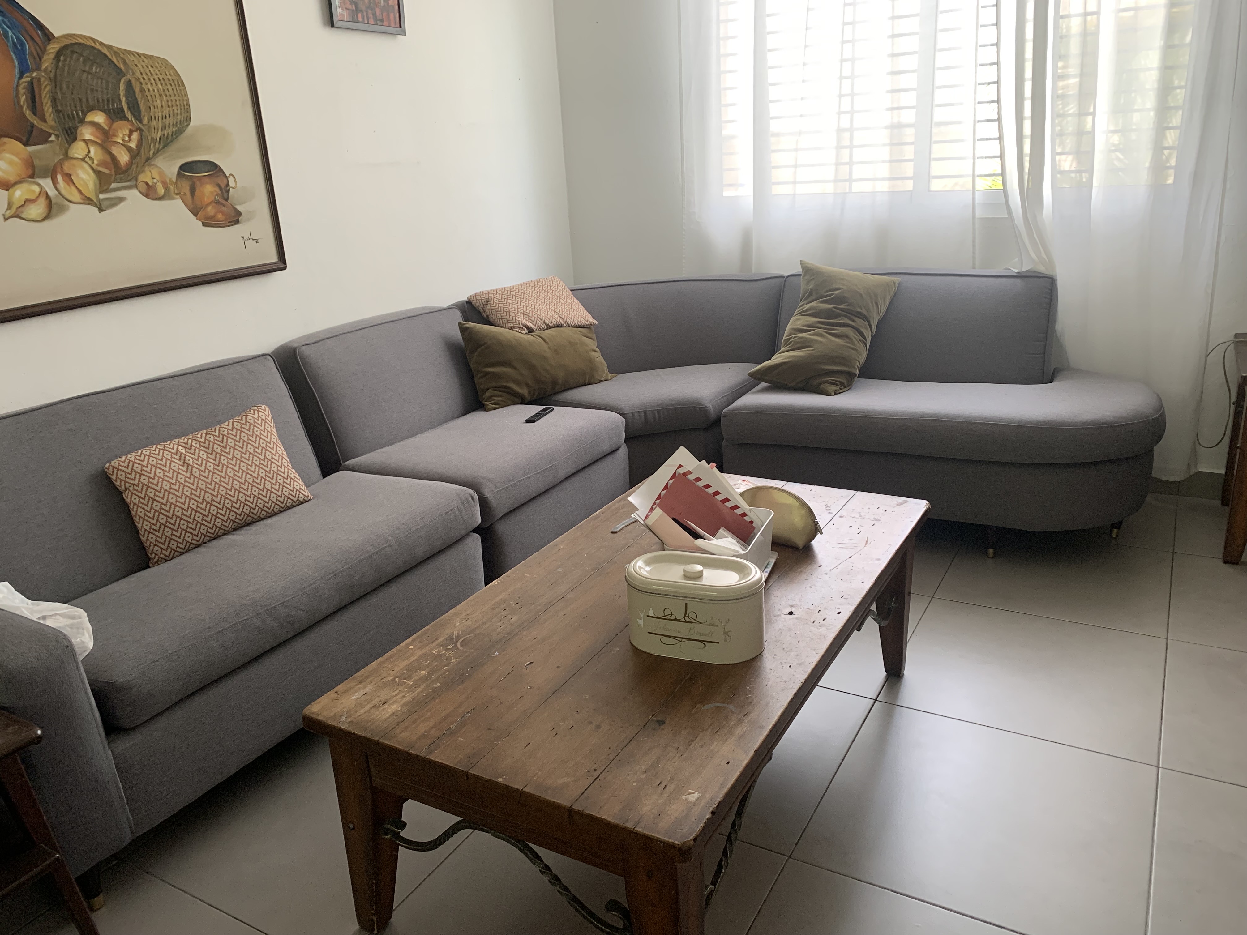 muebles y colchones - sofa en l curvo acabado de tapizar
y mesitas de madera  4