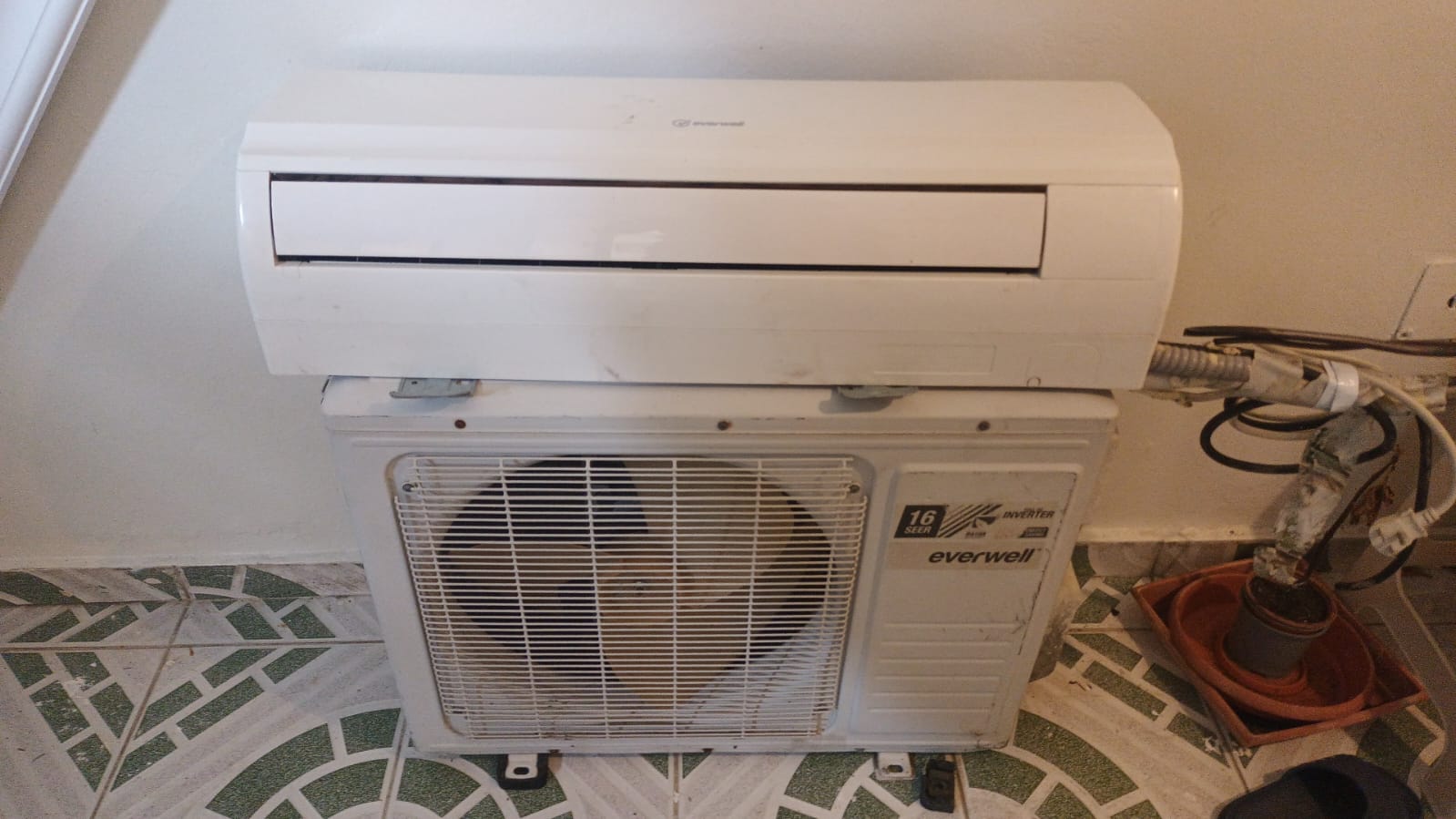 aires acondicionados y abanicos - AIRE ACONDICIONADO INVERTER EVERWELL 12MIL BTU EFIC 16, COMO NUEVO 0
