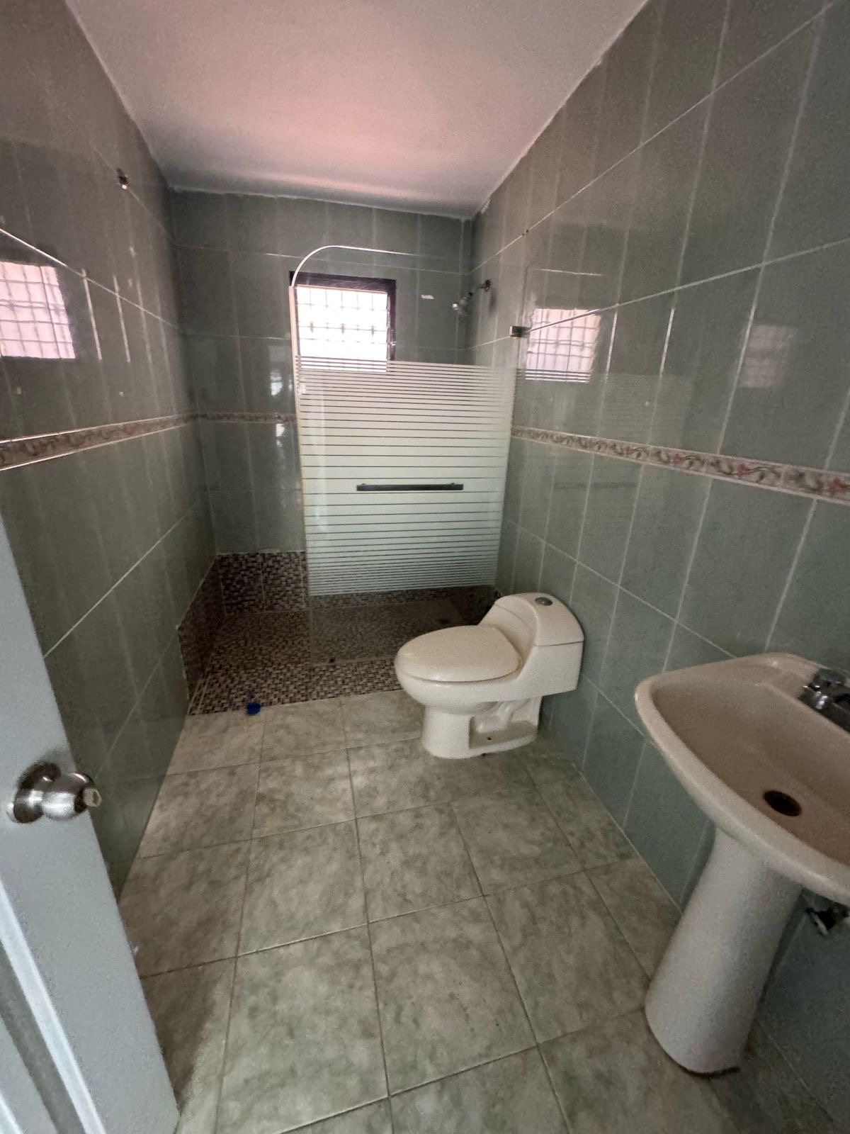 casas - venta de casa de dos niveles en Alma Rosa 2 por el parque Italia Santo Domingo  2