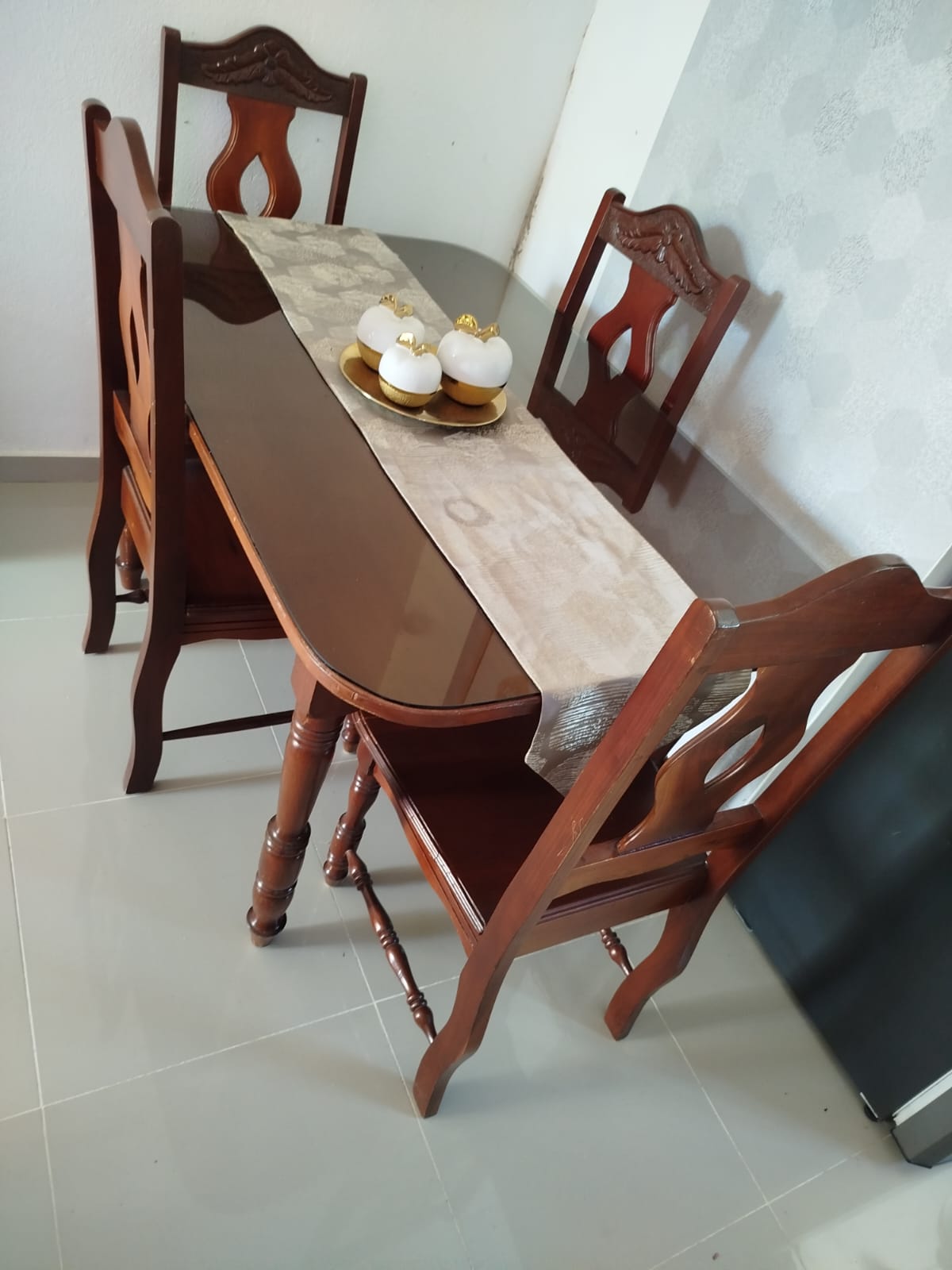 muebles y colchones - Comedor en caoba ncon tope en vidrio. 0