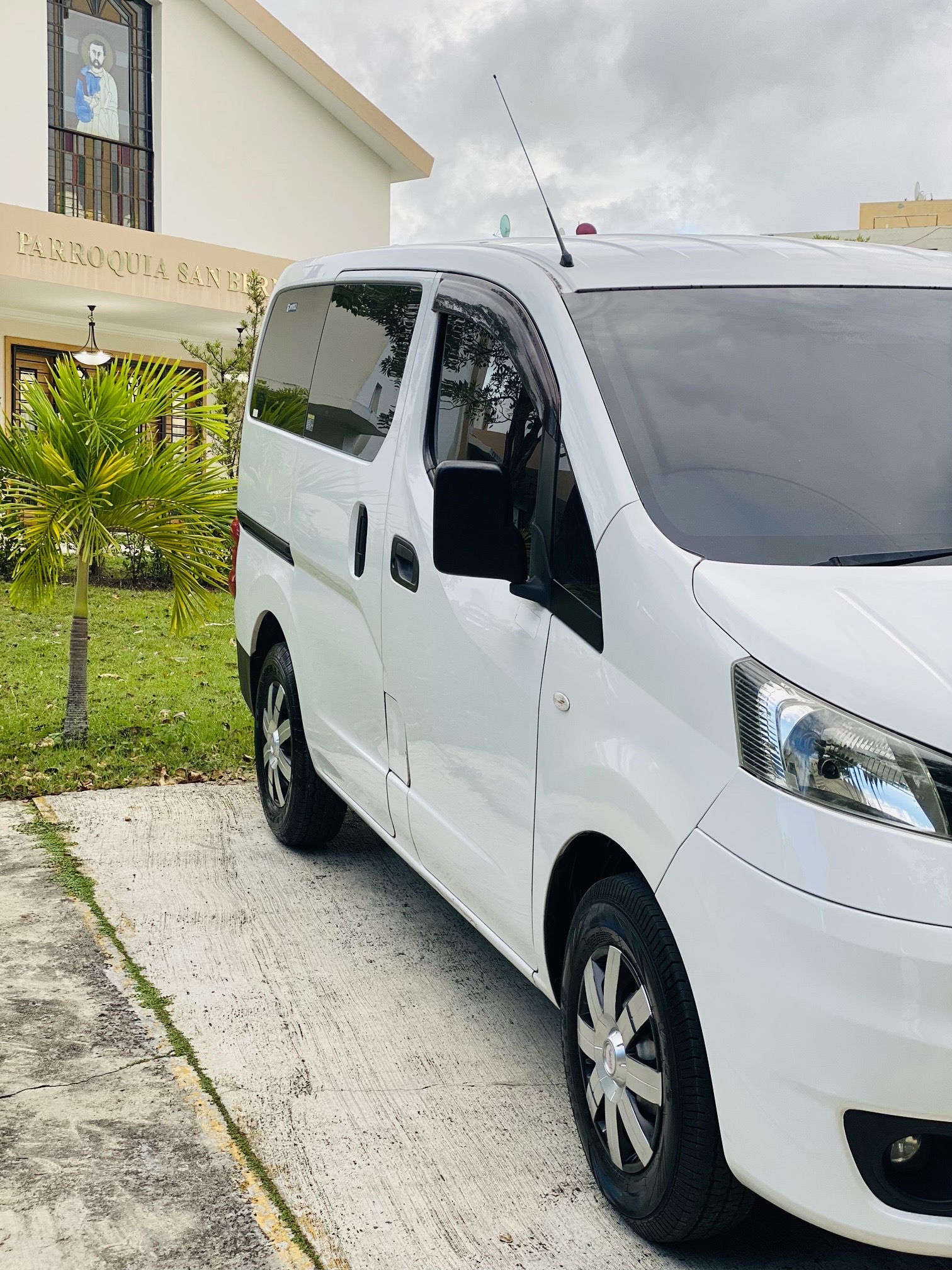 carros - ¡EN VENTA! Nissan NV200 – Año 2015Vehículo económico, versátil y en buen estado 2