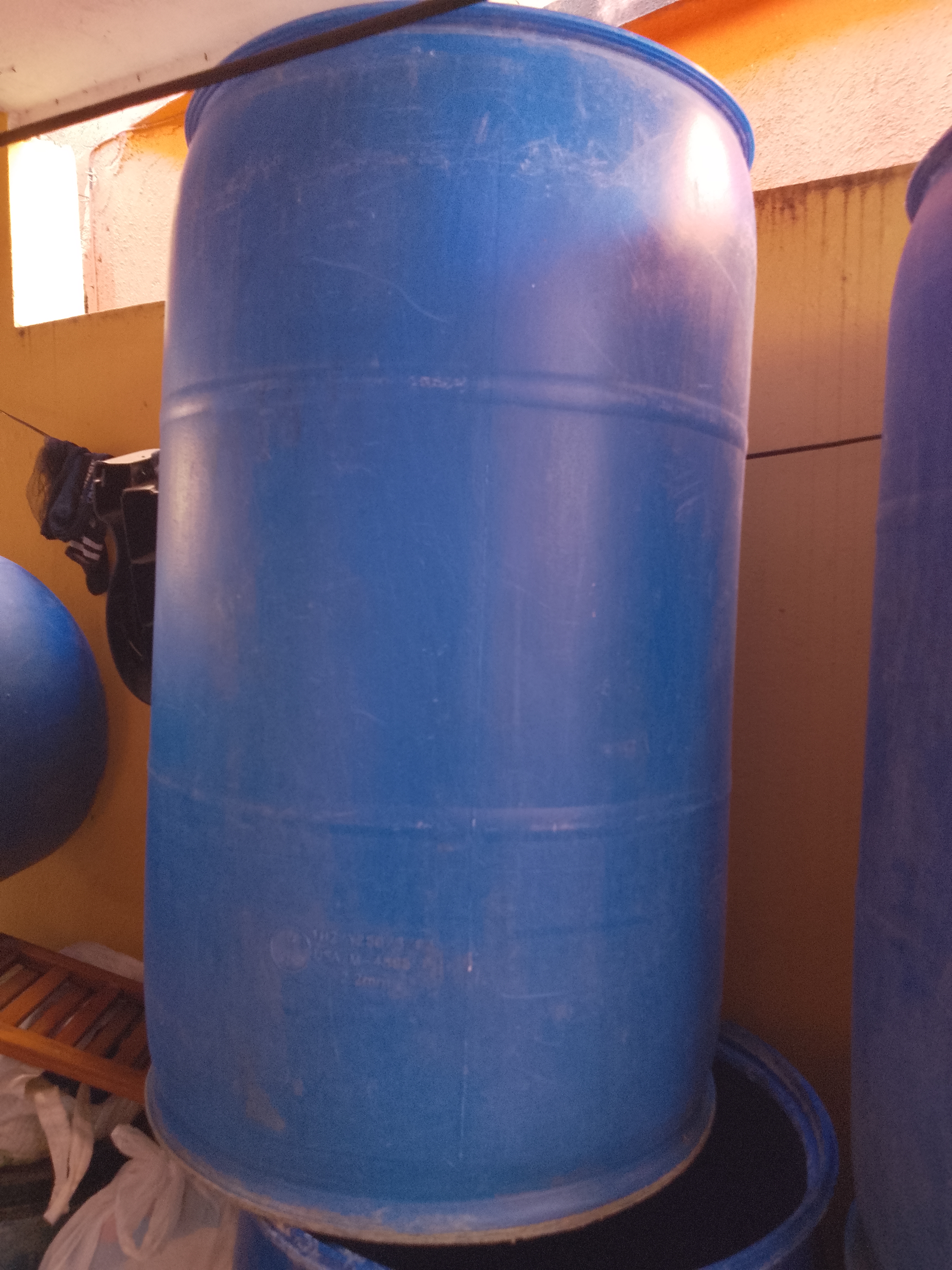 herramientas, jardines y exterior - Vendo tanque plastico azul con tapa