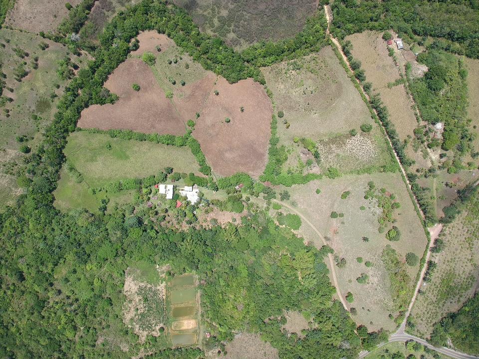solares y terrenos - FINCA PAPELES AL DÍA EN MONTE PLATA CON ADFALTO Y AGUA PROPIA  4