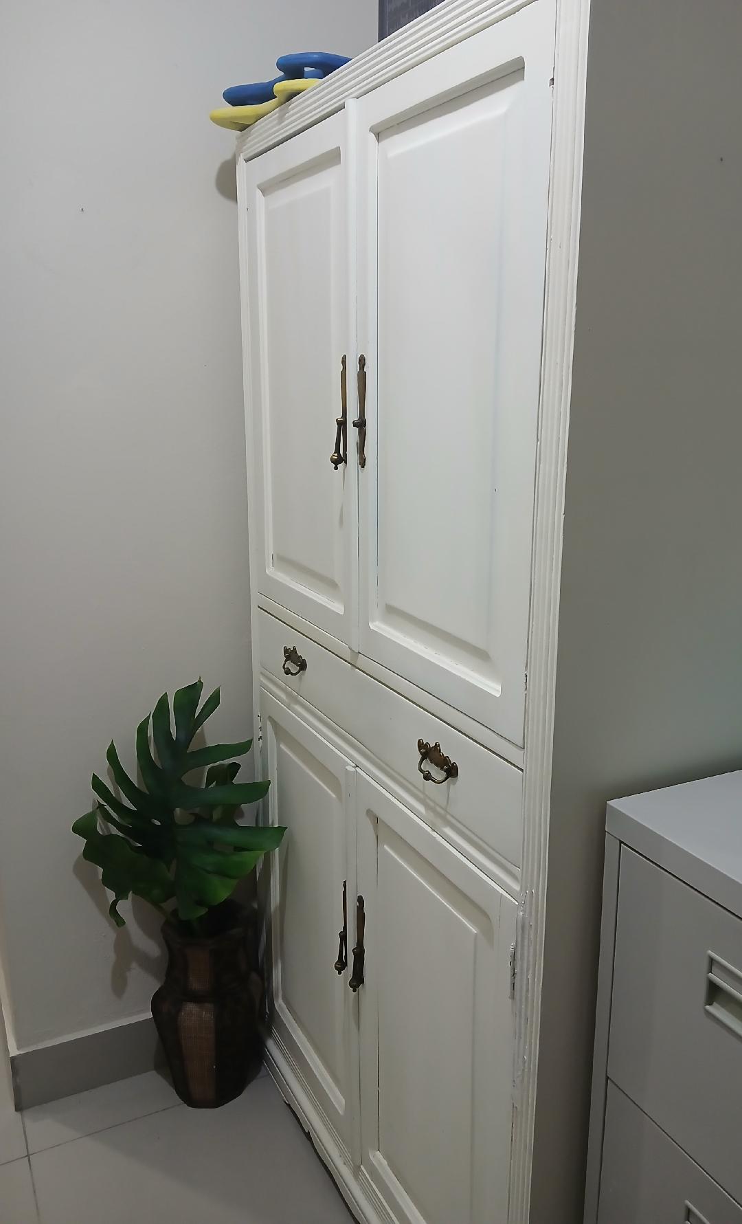 muebles y colchones - VENDO HERMOSO MUEBLE EN CAHOBA
75 pulgadas de alto por 41 pulgadas de ancho. 1