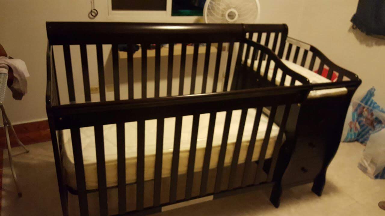 muebles - Cuna de madera con cambiador–Convertible 4 en 1 1