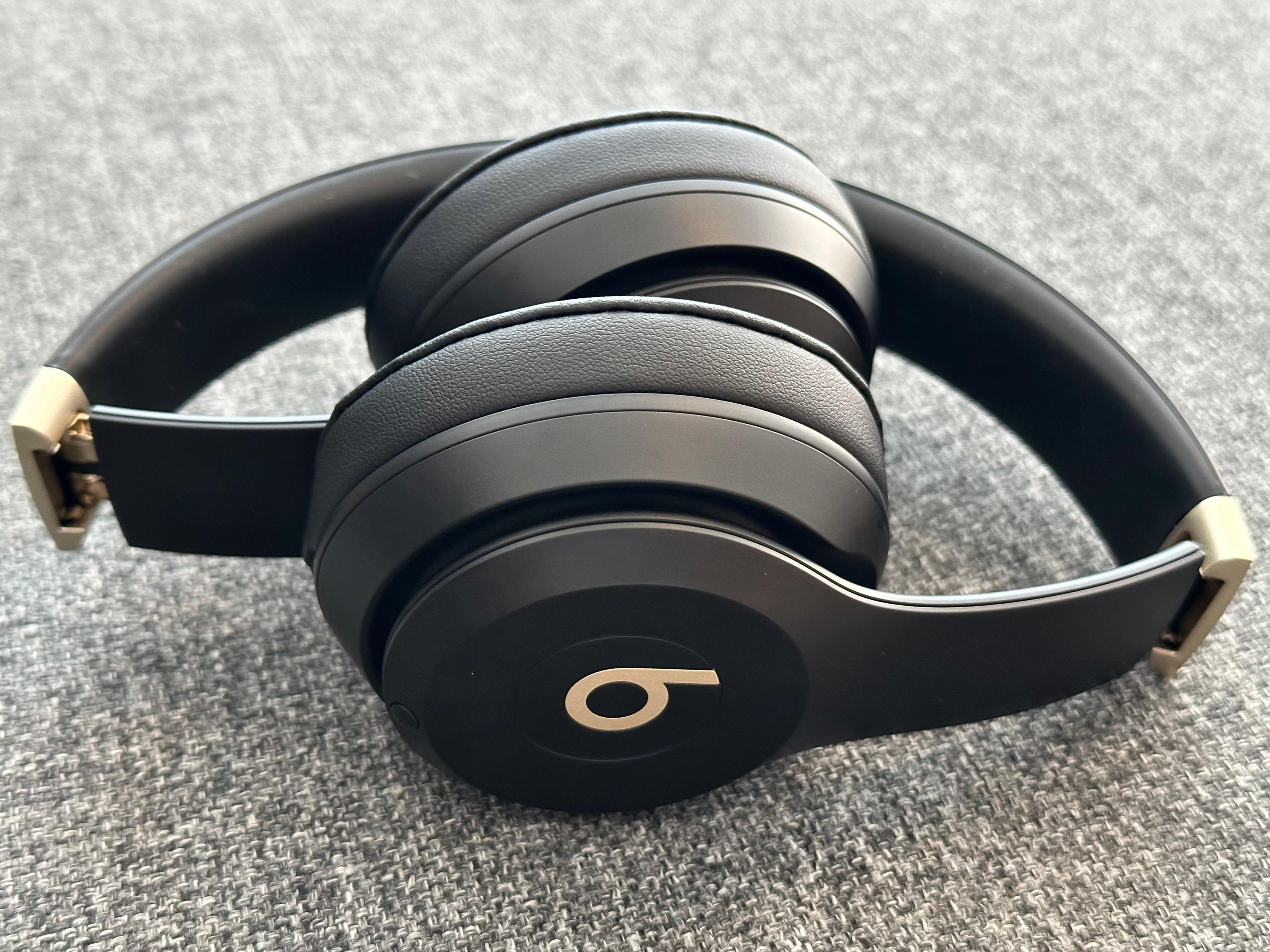 accesorios para electronica - Beats Solo 4 (Black & GOLD) [OPEN BOX] 1
