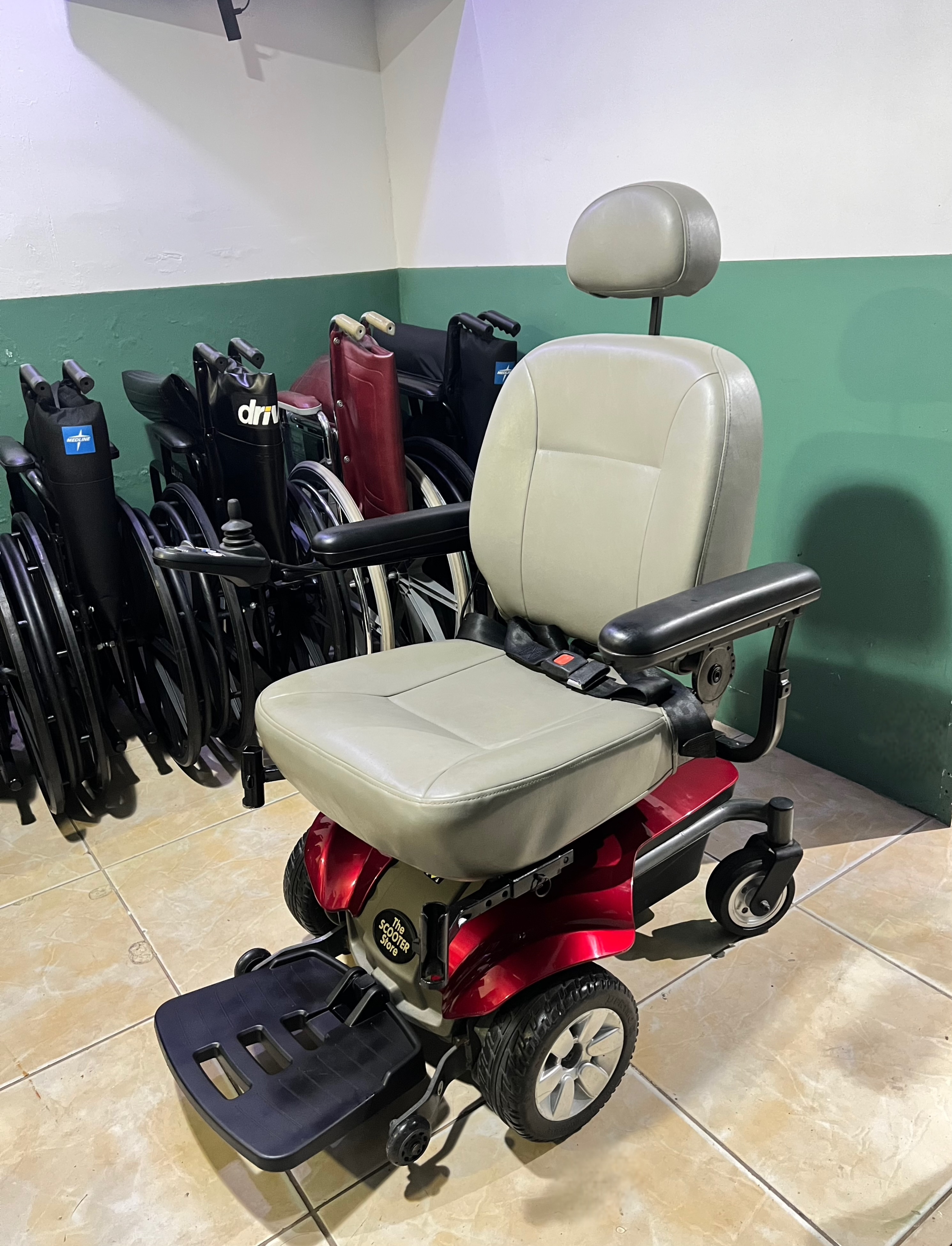 salud y belleza - Silla de rueda electrica con su cargador y bateria 0