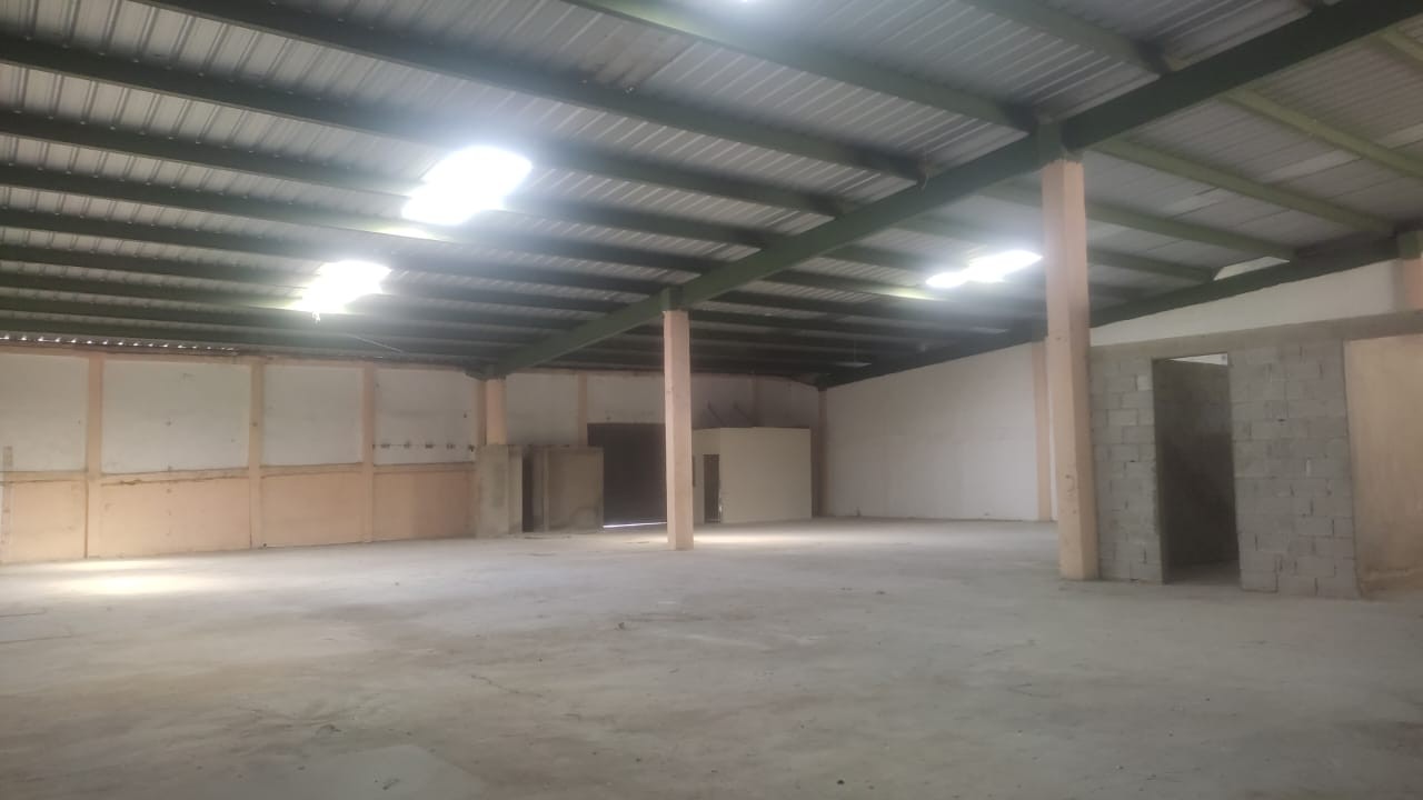 otros inmuebles - Alquilo Nave 800 mts  en la Av. Monumental  0
